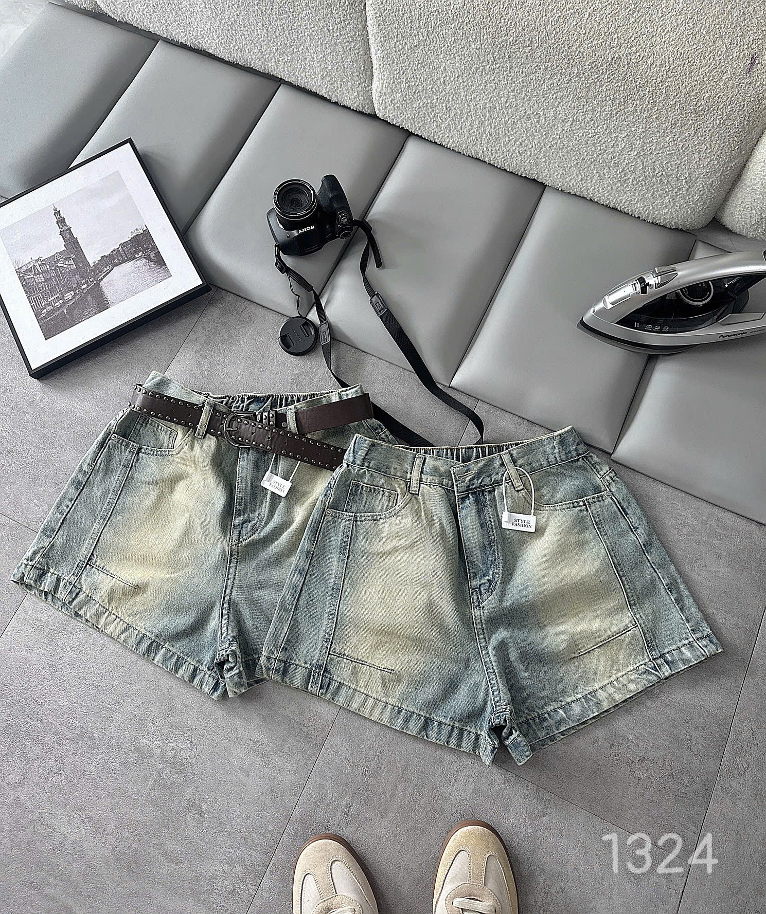 Hai quần short jean bigsize T-QSJ1324 màu xanh nhạt đặt cạnh nhau để xem màu và form