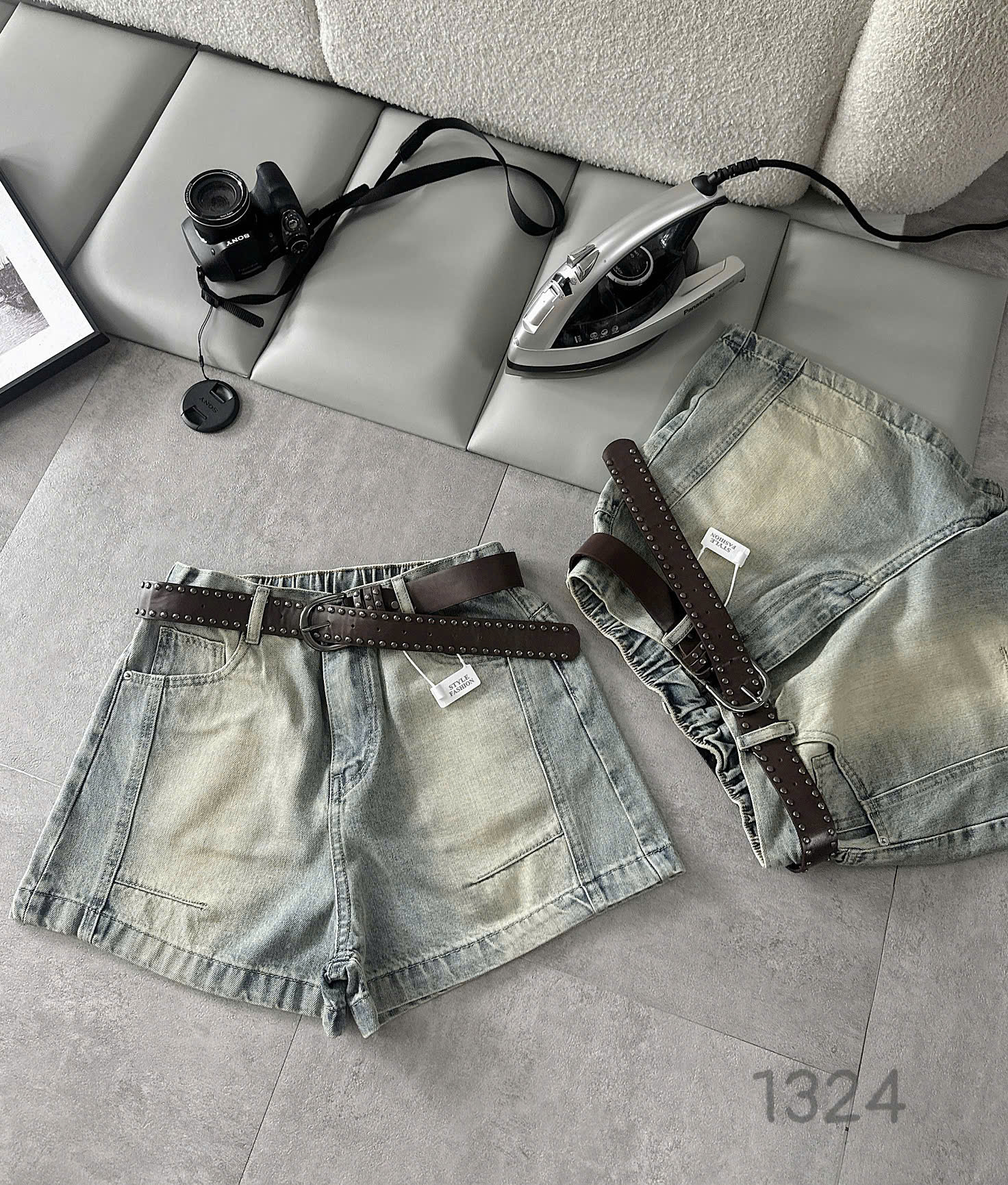 Quần short jean lưng thun bigsize T-QSJ1324 màu xanh nhạt cận mặt trước và quần gập bên cạnh