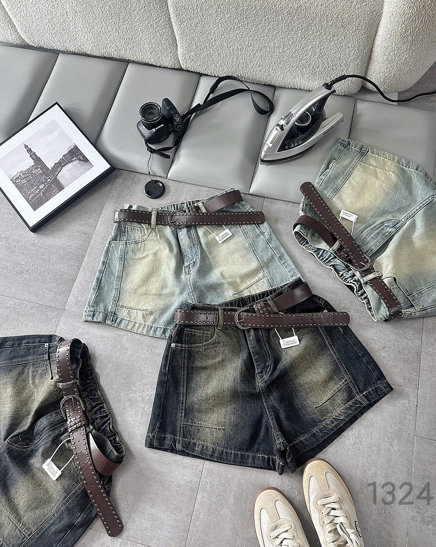 Quần short jean lưng thun bigsize T-QSJ1324 xanh nhạt và đen wash phối phụ kiện trong ảnh