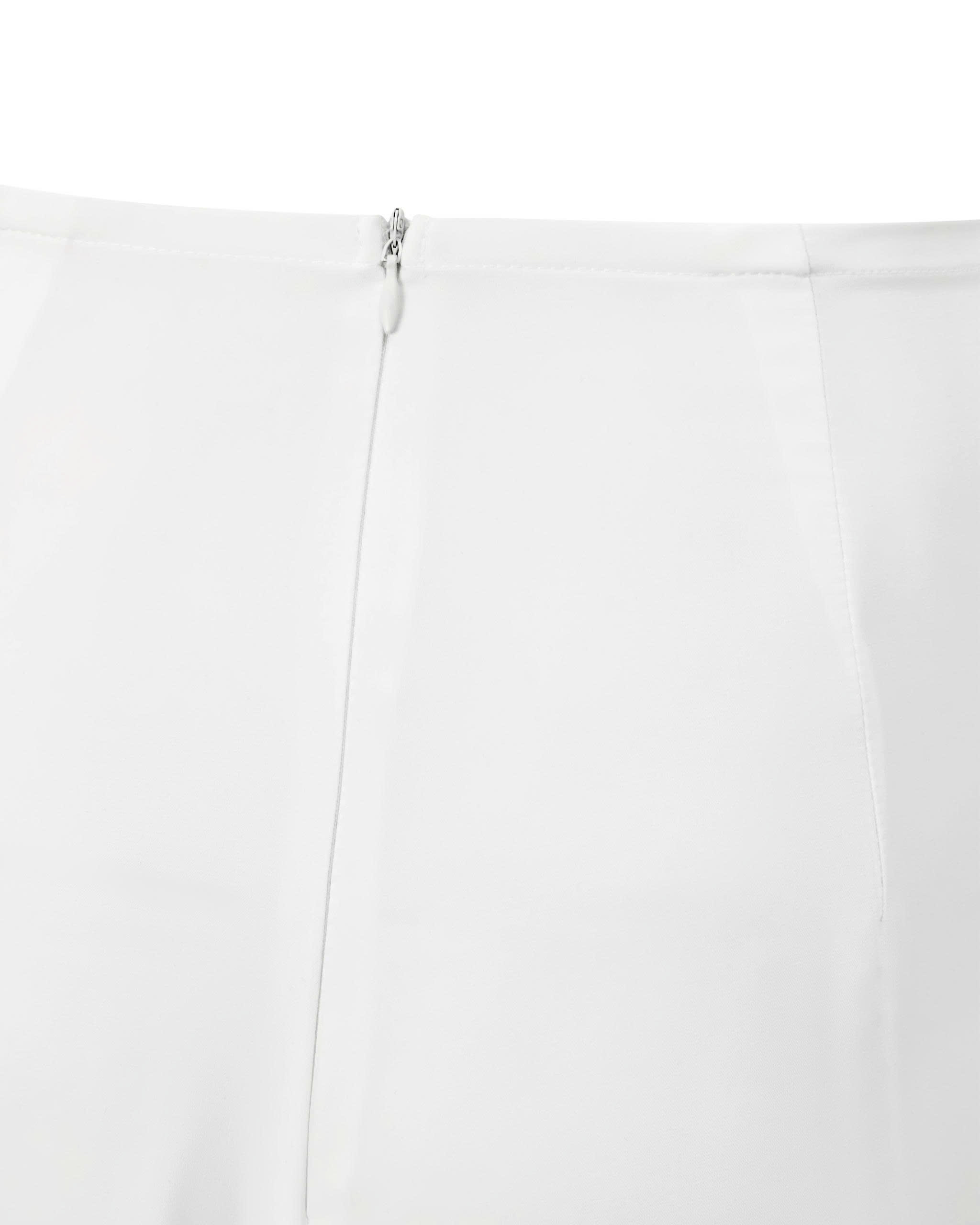 Cận khóa kéo lưng trước và đường ly quần lụa trắng V-SET022