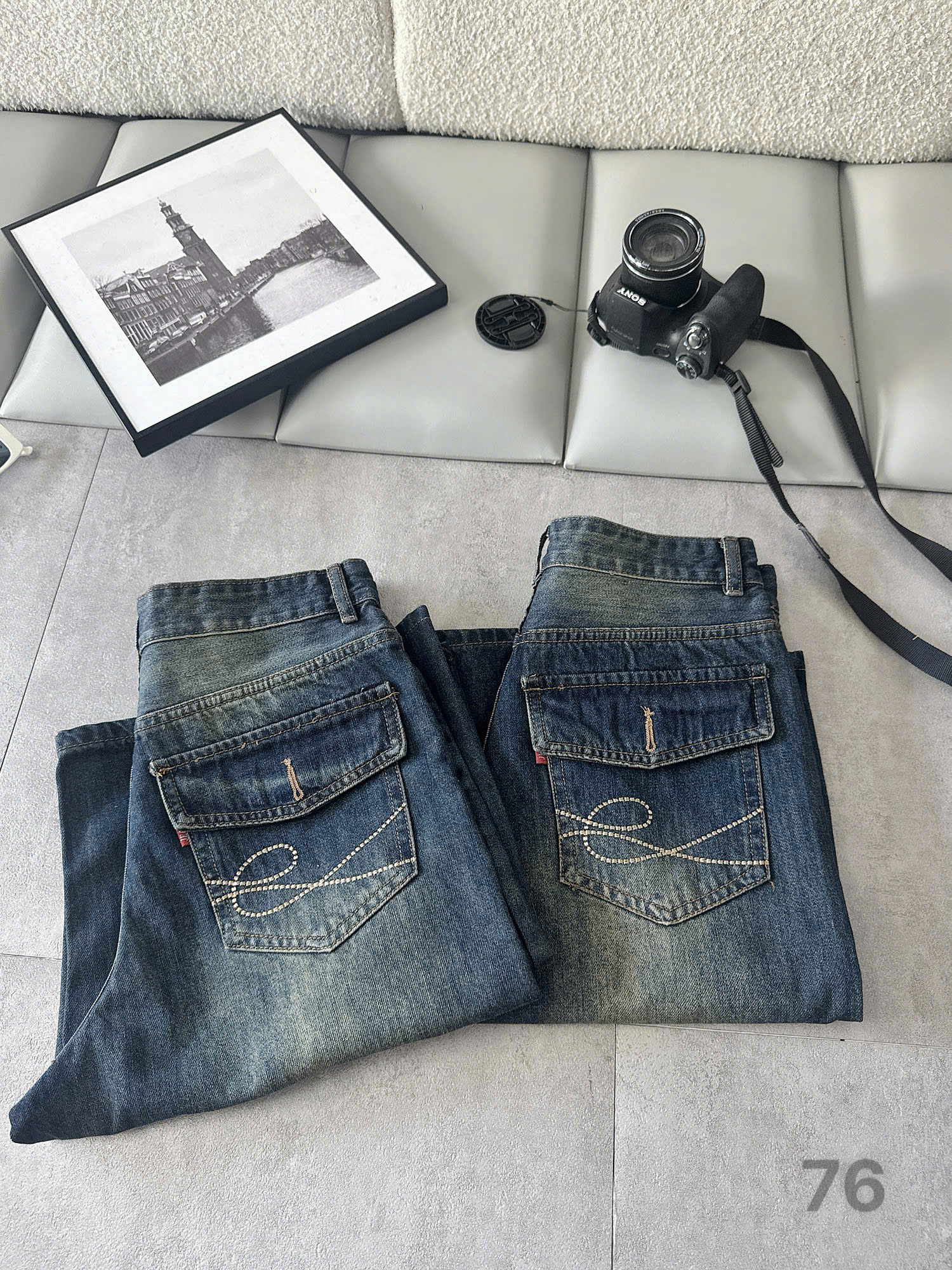 Chi tiết túi sau có nắp phối thêu quần lửng jean bigsize T-QSJ76 màu xanh đậm