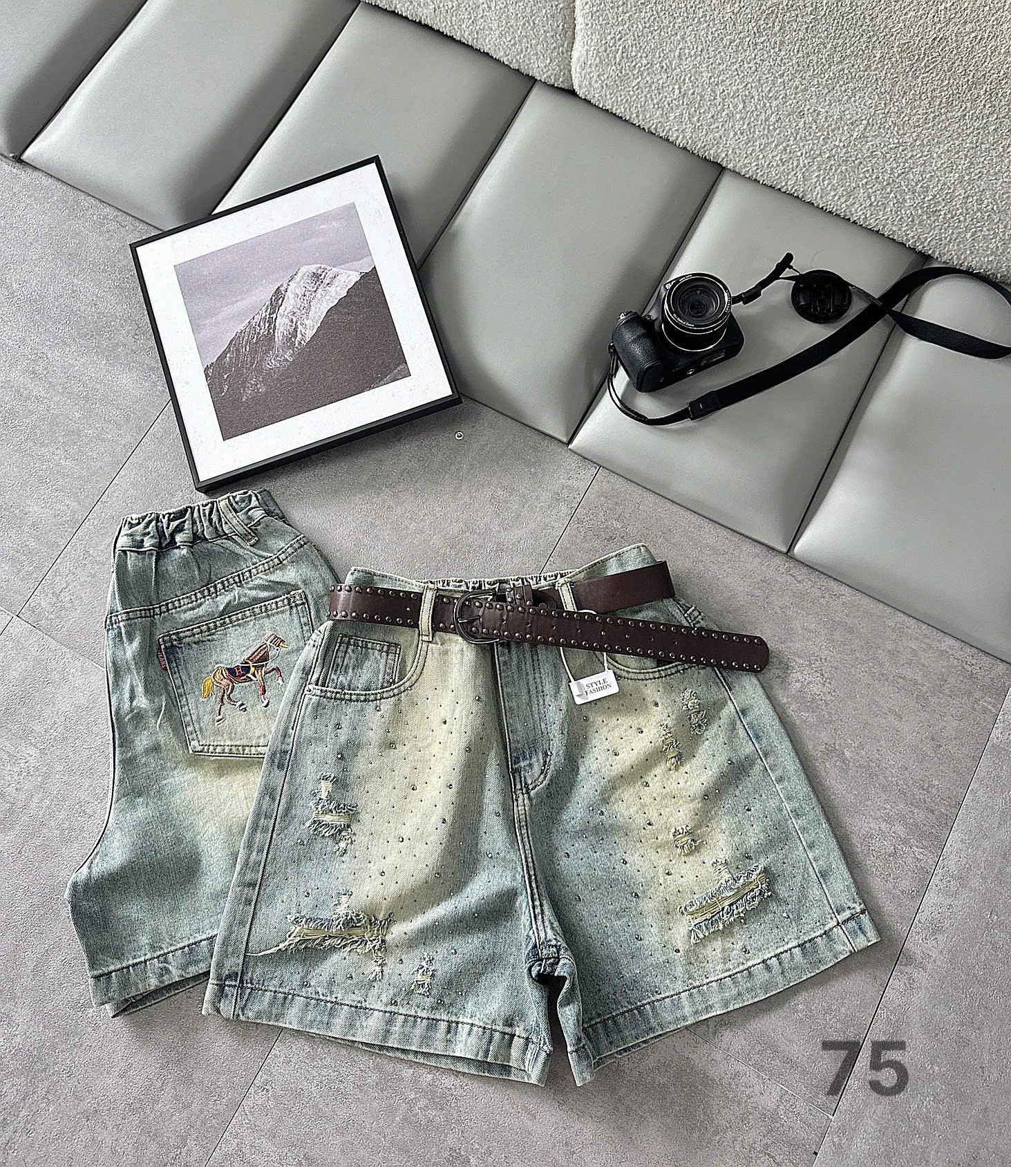 Mặt trước và mặt sau quần short jean lửng bigsize màu xanh nhạt T-QSJ75