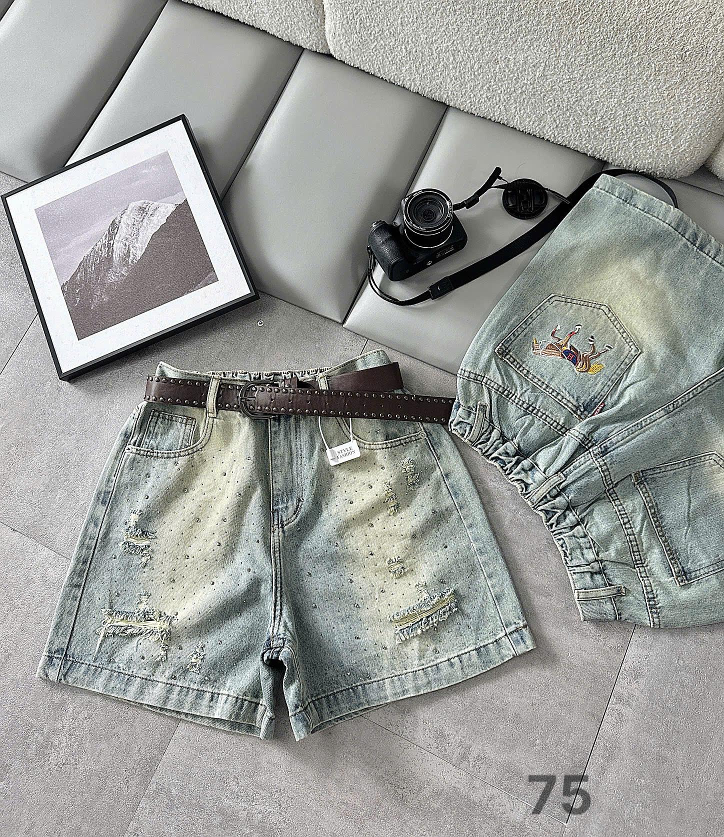 Cận cảnh quần short jean lửng bigsize màu xanh nhạt mặt trước và sau T-QSJ75