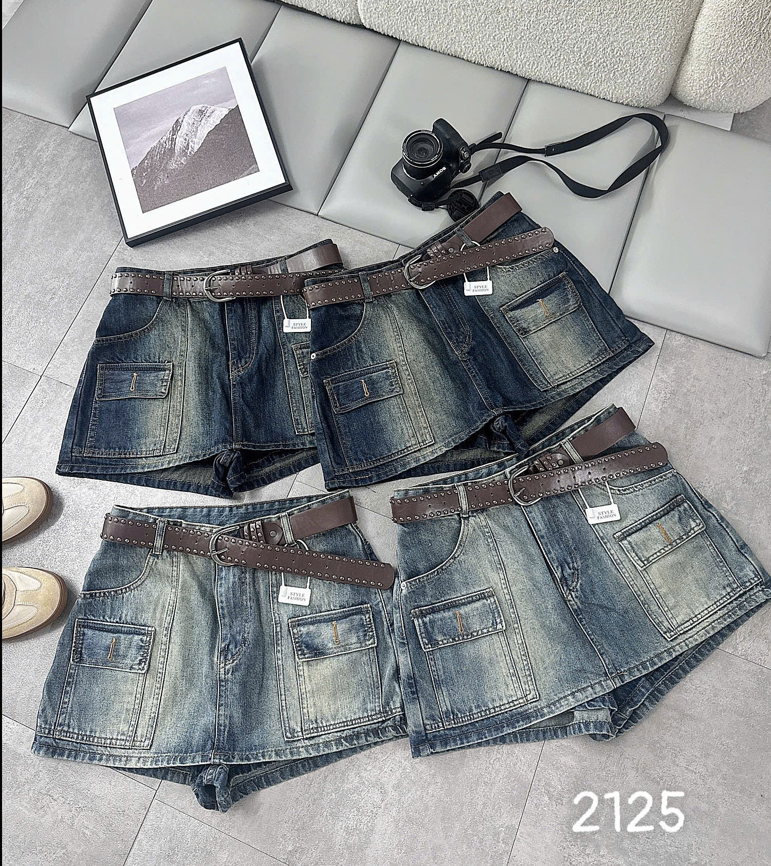 Nhiều mẫu quần giả váy jean T-QVJ2125 màu xanh đậm và xanh nhạt nhìn từ mặt trước