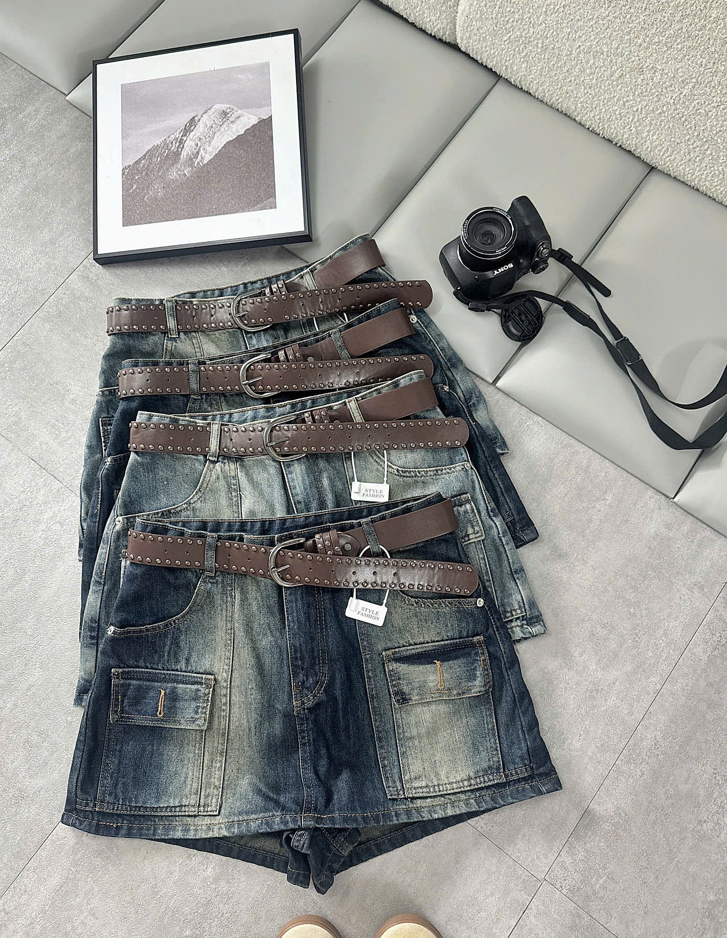 Nhiều quần giả váy jean bigsize T-QVJ2125 được xếp cùng nhau với túi hộp và jean wash