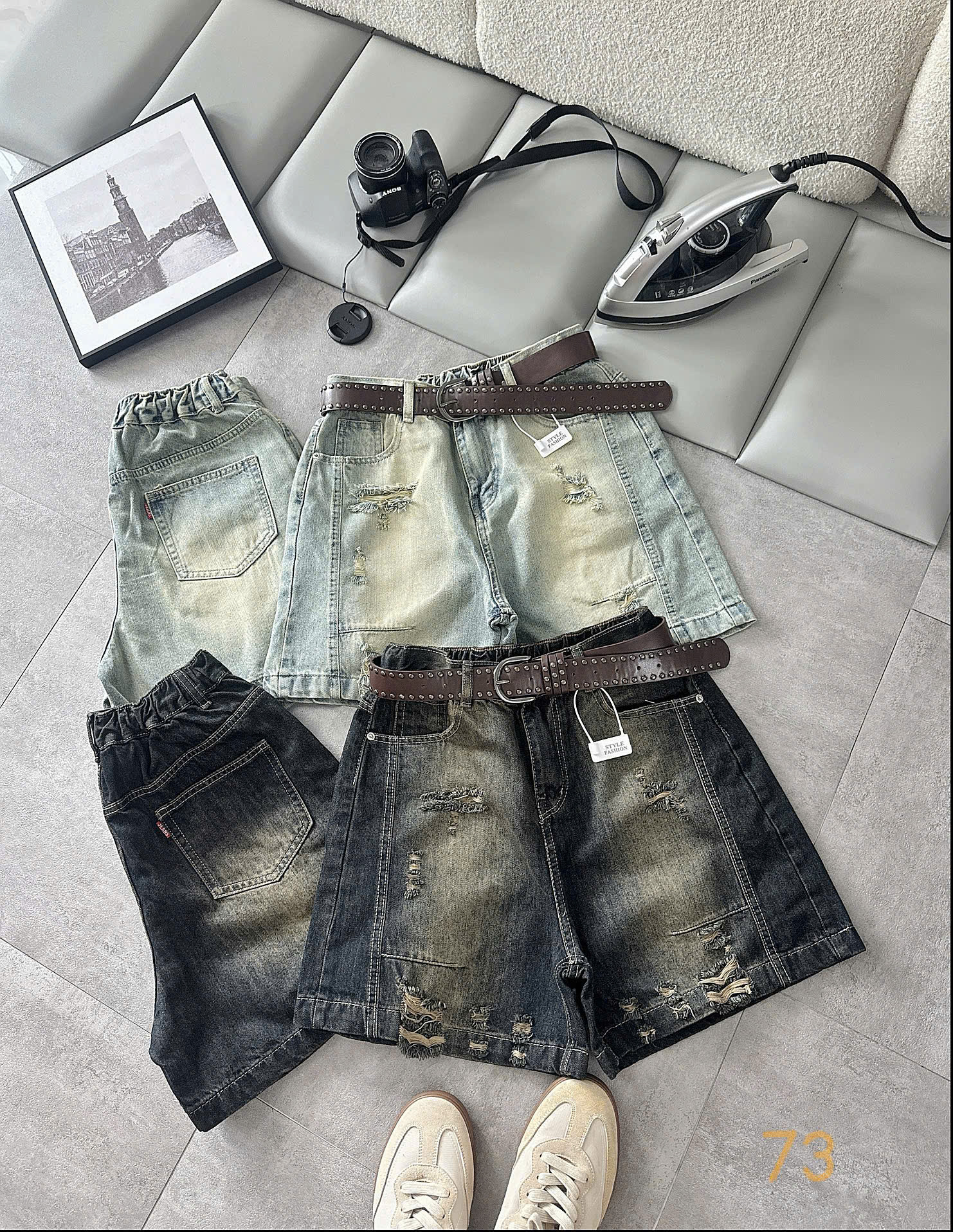 Quần short jean lửng T-QSJ73 màu xanh nhạt và đen wash, mặt trước và sau