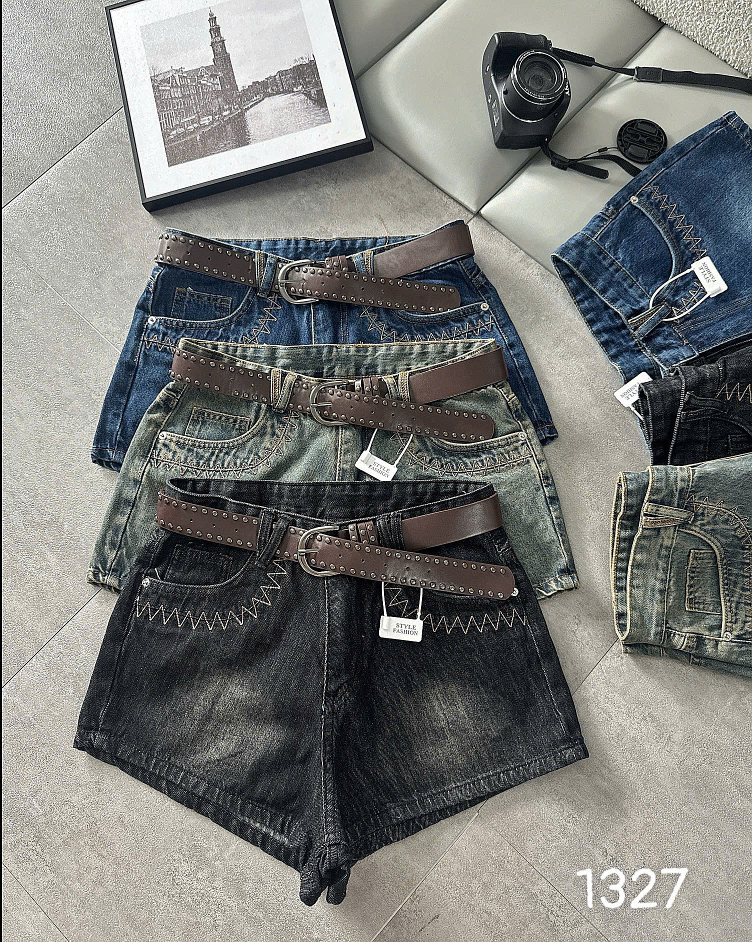 Ba màu quần short jean T-QSJ1327 xếp thẳng thấy rõ cạp cao túi trước và lai quần