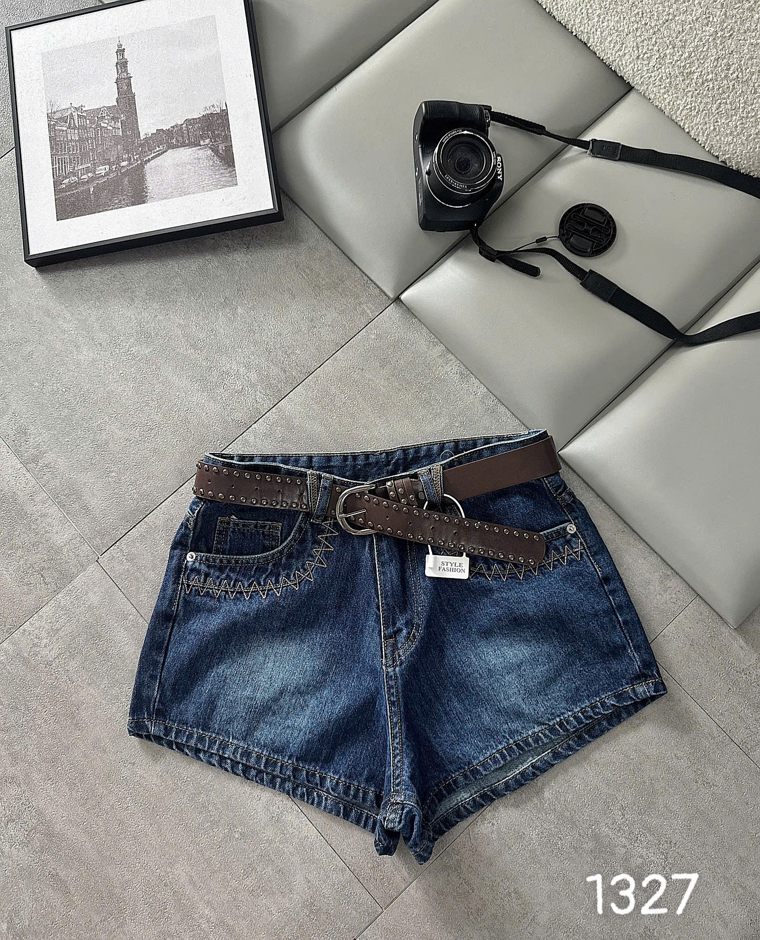 Quần short jean T-QSJ1327 màu xanh jean chính diện cạp cao ống short dễ phối