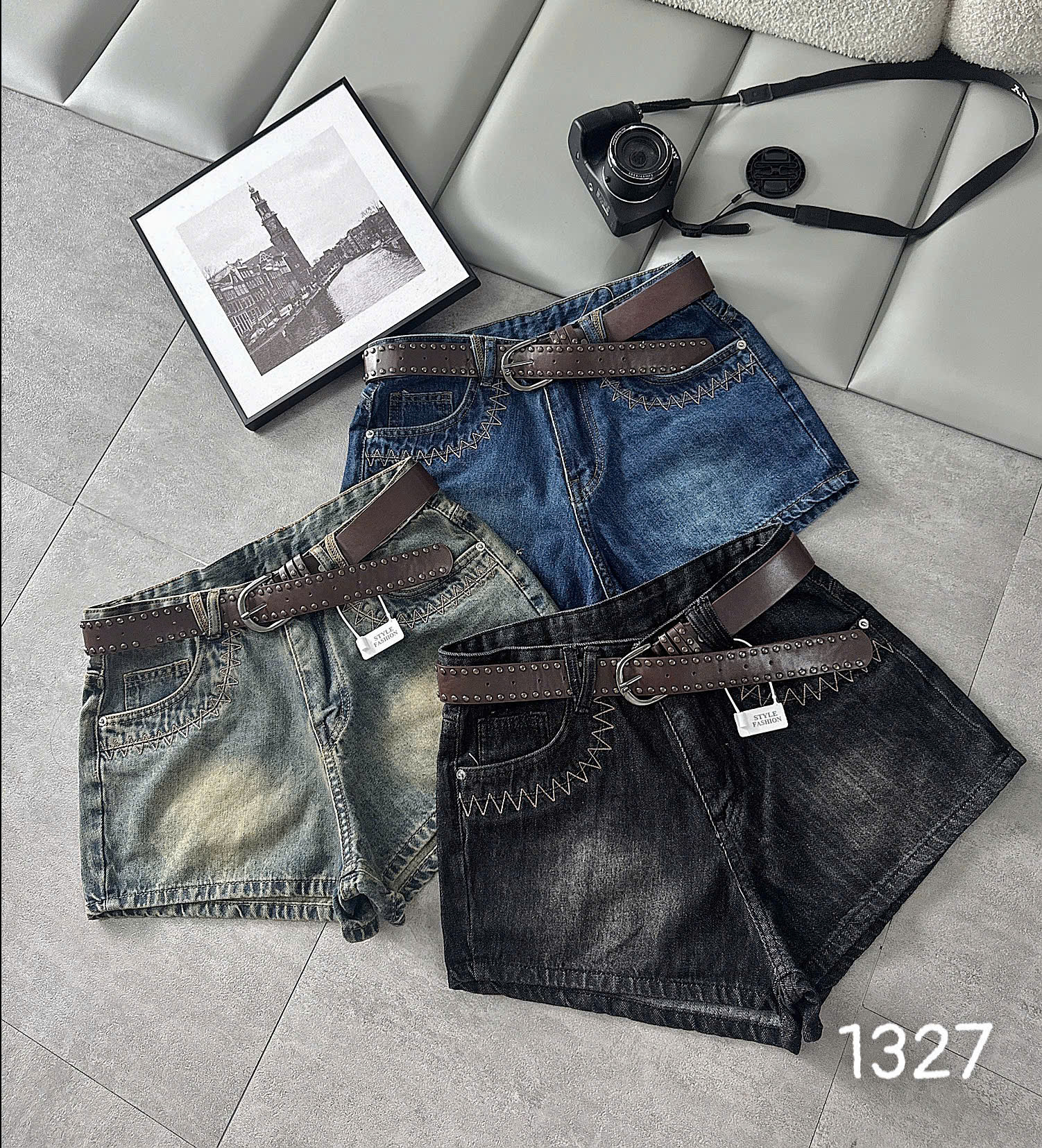Quần short jean may viền túi T-QSJ1327 ba màu xanh wash và đen wash kèm phối dây nịt minh họa