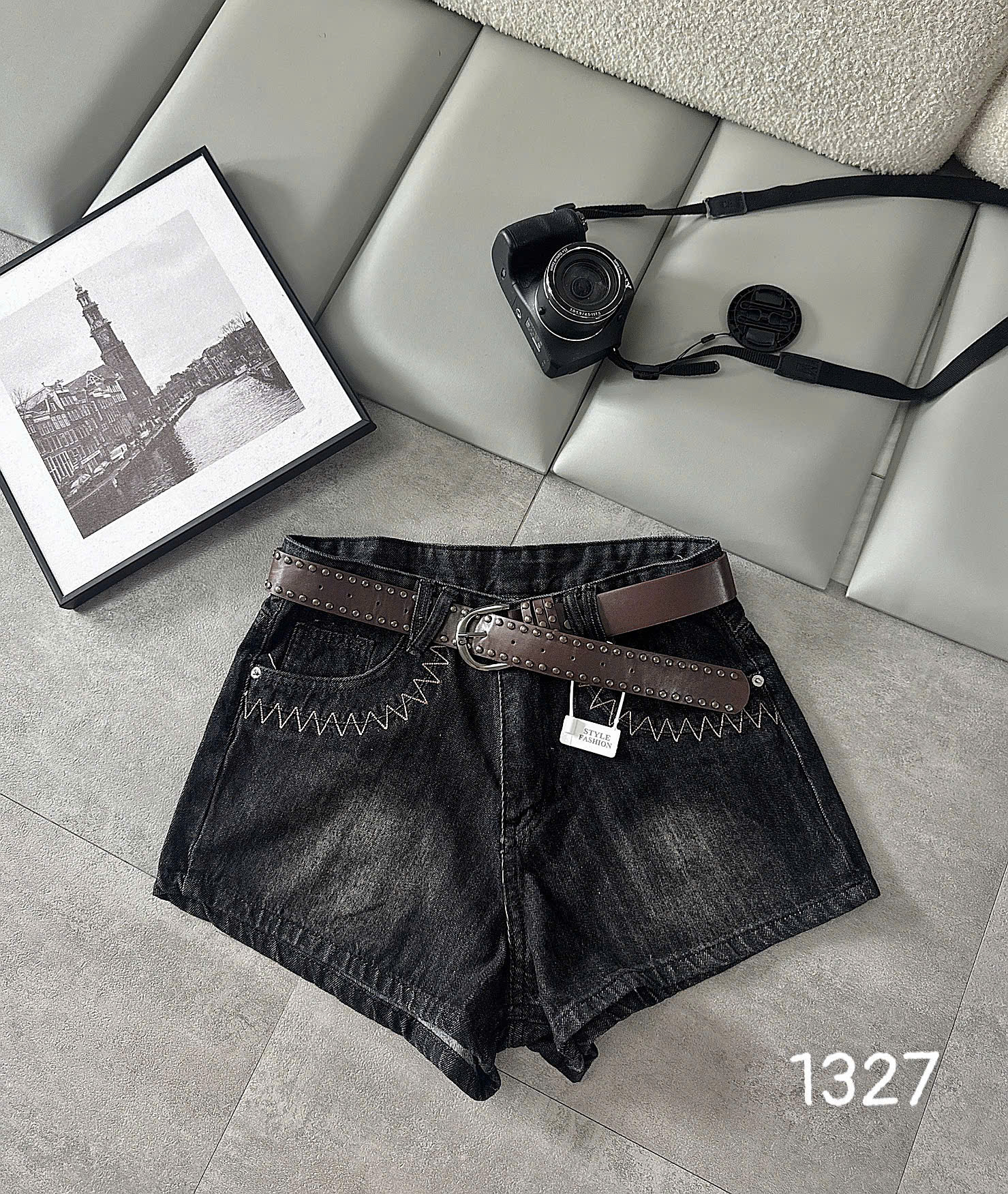 Quần short jean T-QSJ1327 màu đen wash chính diện cạp cao may viền túi nổi bật