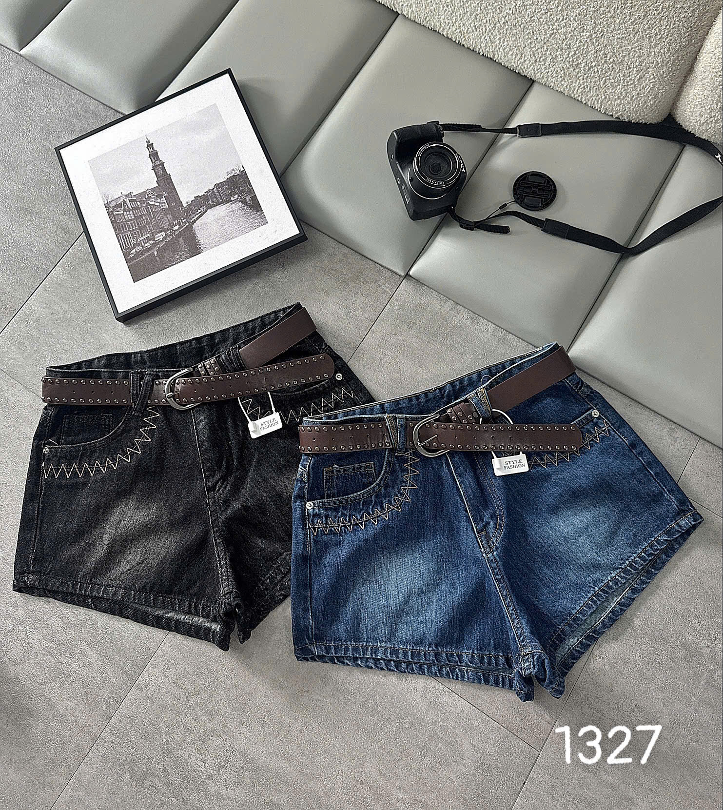 Hai màu quần short jean T-QSJ1327 đen wash và xanh jean với viền túi thêu zigzag