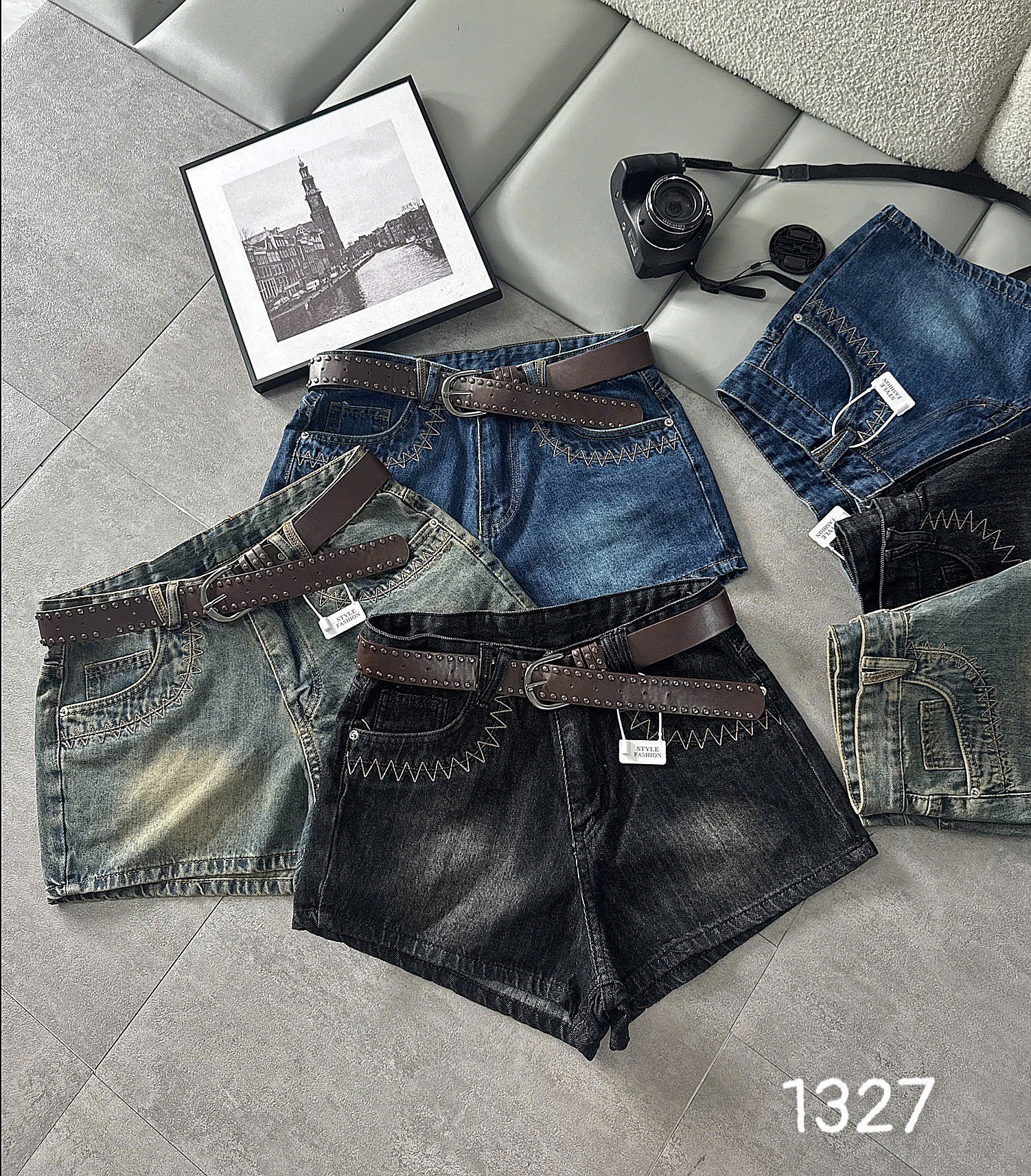 Quần short jean bigsize T-QSJ1327 chụp flatlay nhiều màu thấy rõ viền túi và ống short