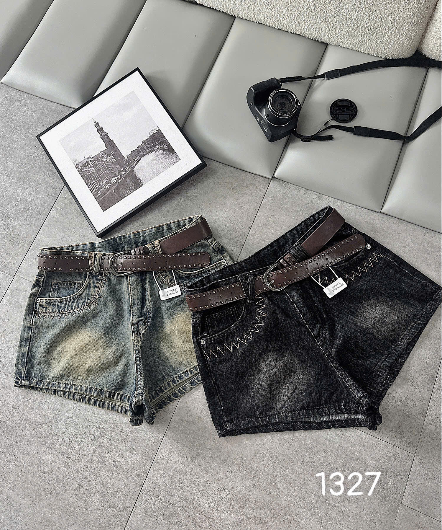 Quần short jean T-QSJ1327 màu xanh wash rêu và đen wash đặt cạnh nhau để so màu