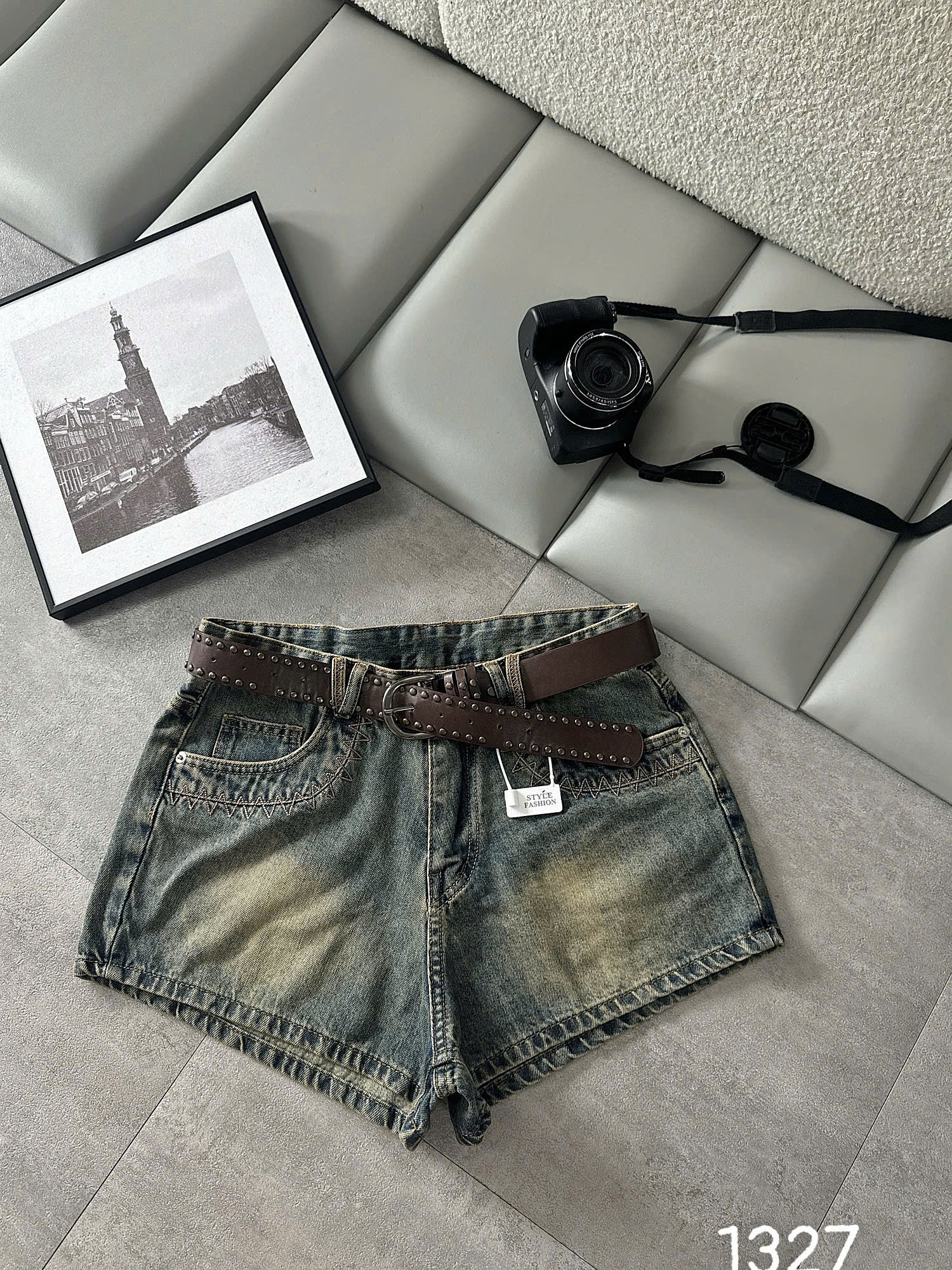Quần short jean T-QSJ1327 màu xanh wash rêu chính diện với viền túi và lai quần