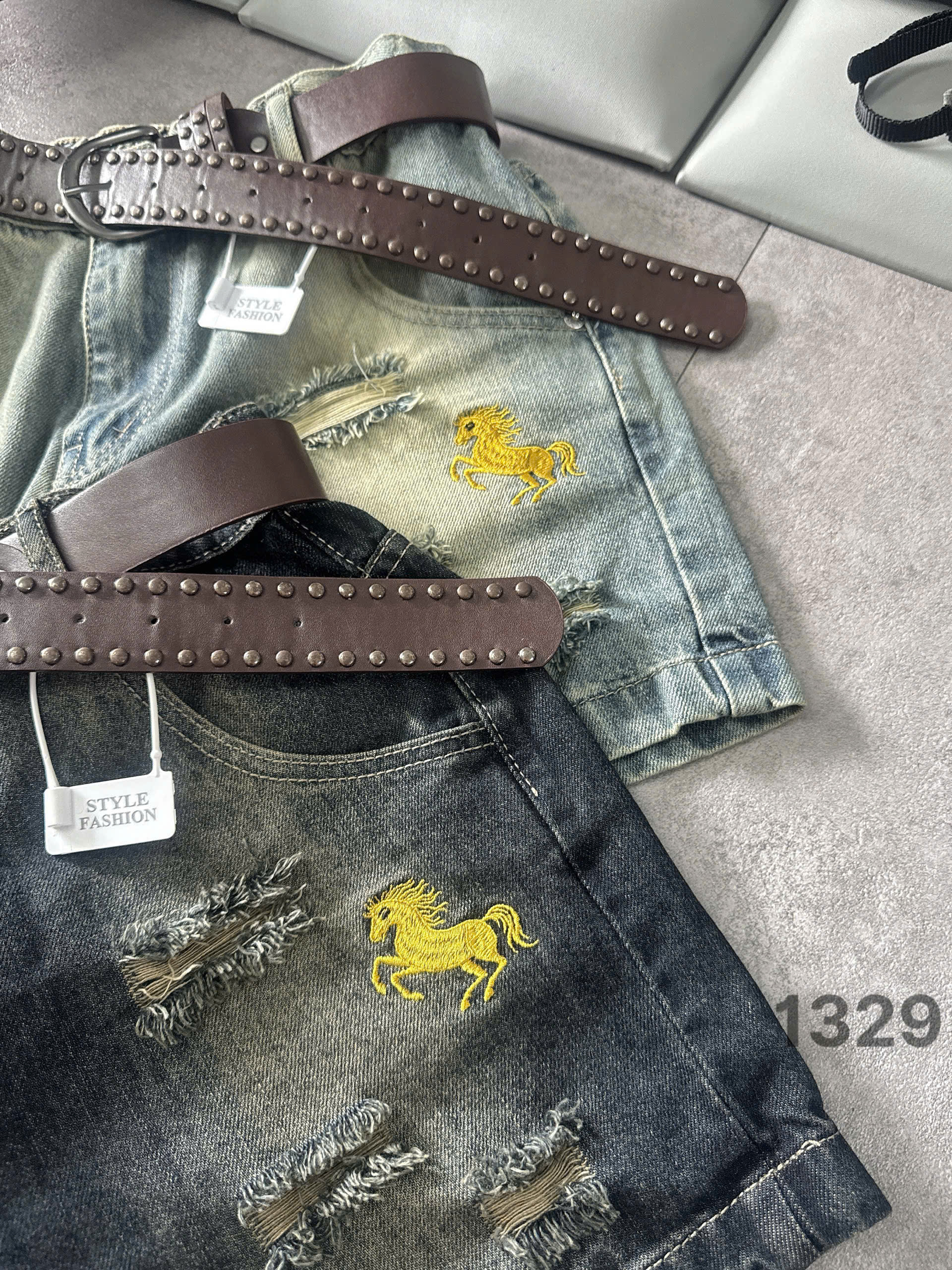 Cận cảnh hình thêu ngựa vàng trên quần short jean bigsize T-QSJ1329