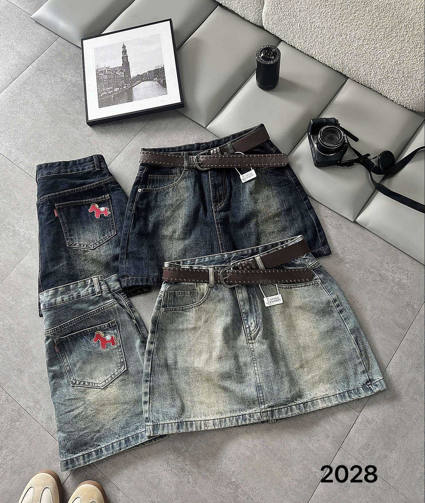 Chân váy jean T-JV2028 xanh đậm và xanh nhạt với mặt trước và mặt sau