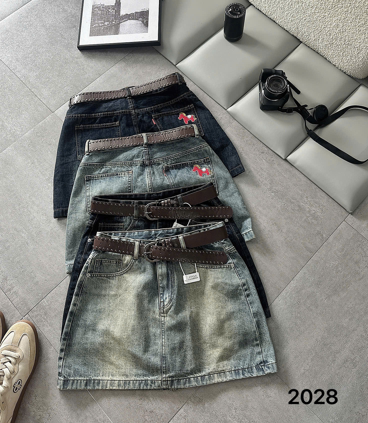 Nhiều góc trước sau của chân váy jean T-JV2028 xanh đậm và xanh nhạt