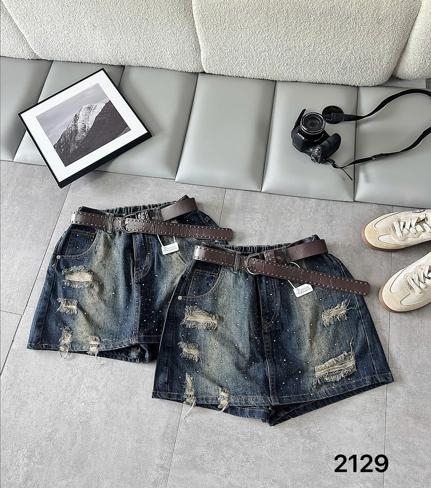 Hai quần giả váy jean ép đá T-QVJ2129 xanh wash đậm nhìn rõ mặt trước