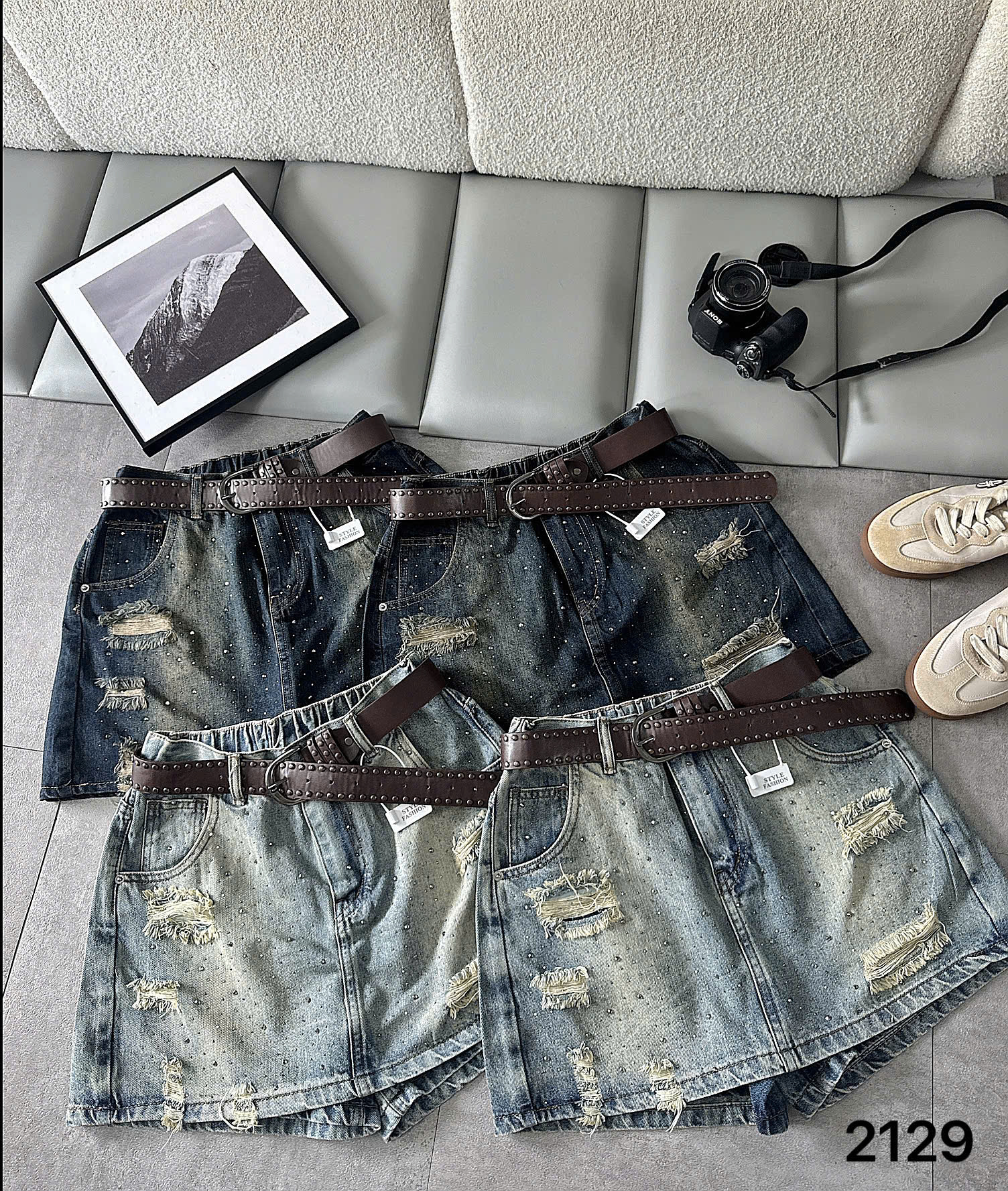 Nhiều quần giả váy jean T-QVJ2129 xanh wash nhạt và đậm đặt cạnh nhau ở mặt trước