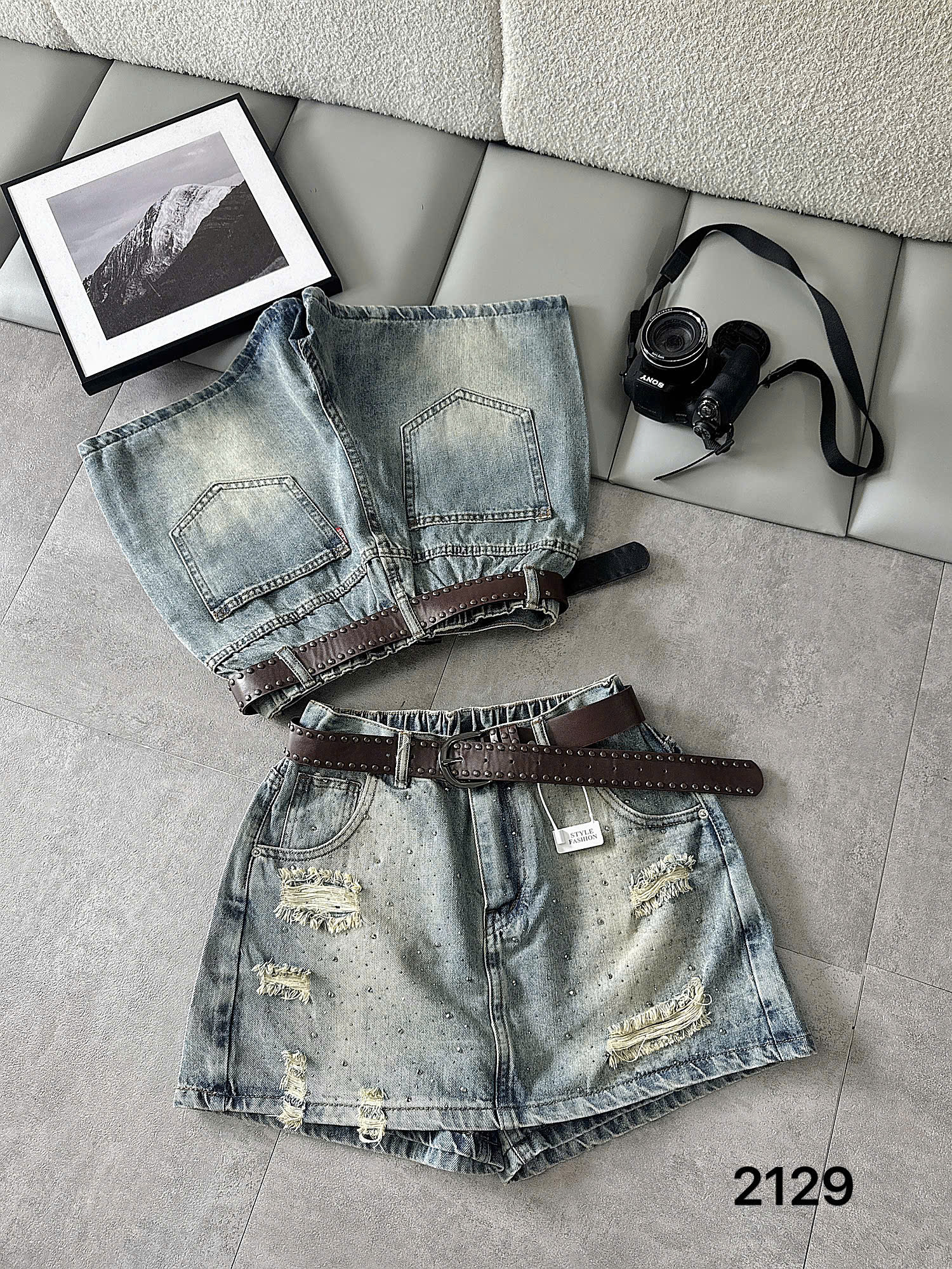 Quần giả váy jean T-QVJ2129 xanh wash nhạt mặt trước và mặt sau với lưng thun cùng hai túi sau