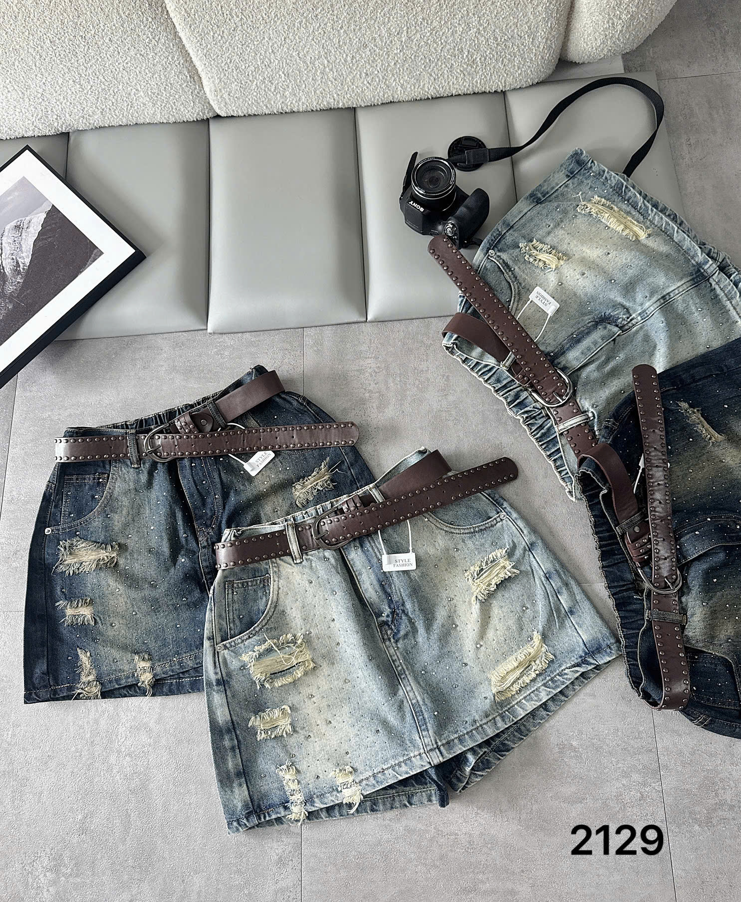Nhiều quần giả váy jean ép đá T-QVJ2129 màu xanh wash nhạt và xanh wash đậm trong cùng ảnh
