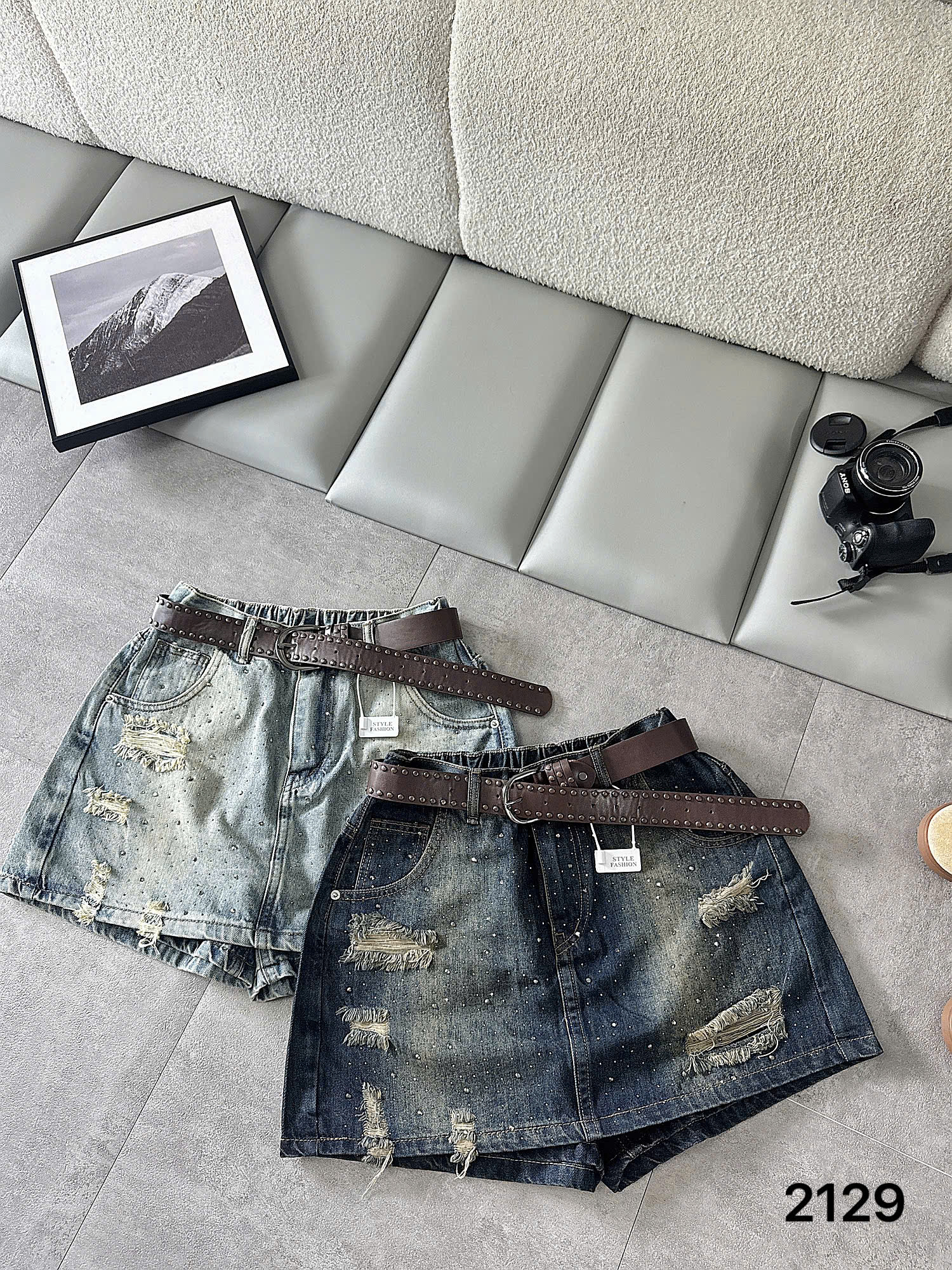 Quần giả váy jean T-QVJ2129 xanh wash nhạt và xanh wash đậm đặt cạnh nhau ở mặt trước