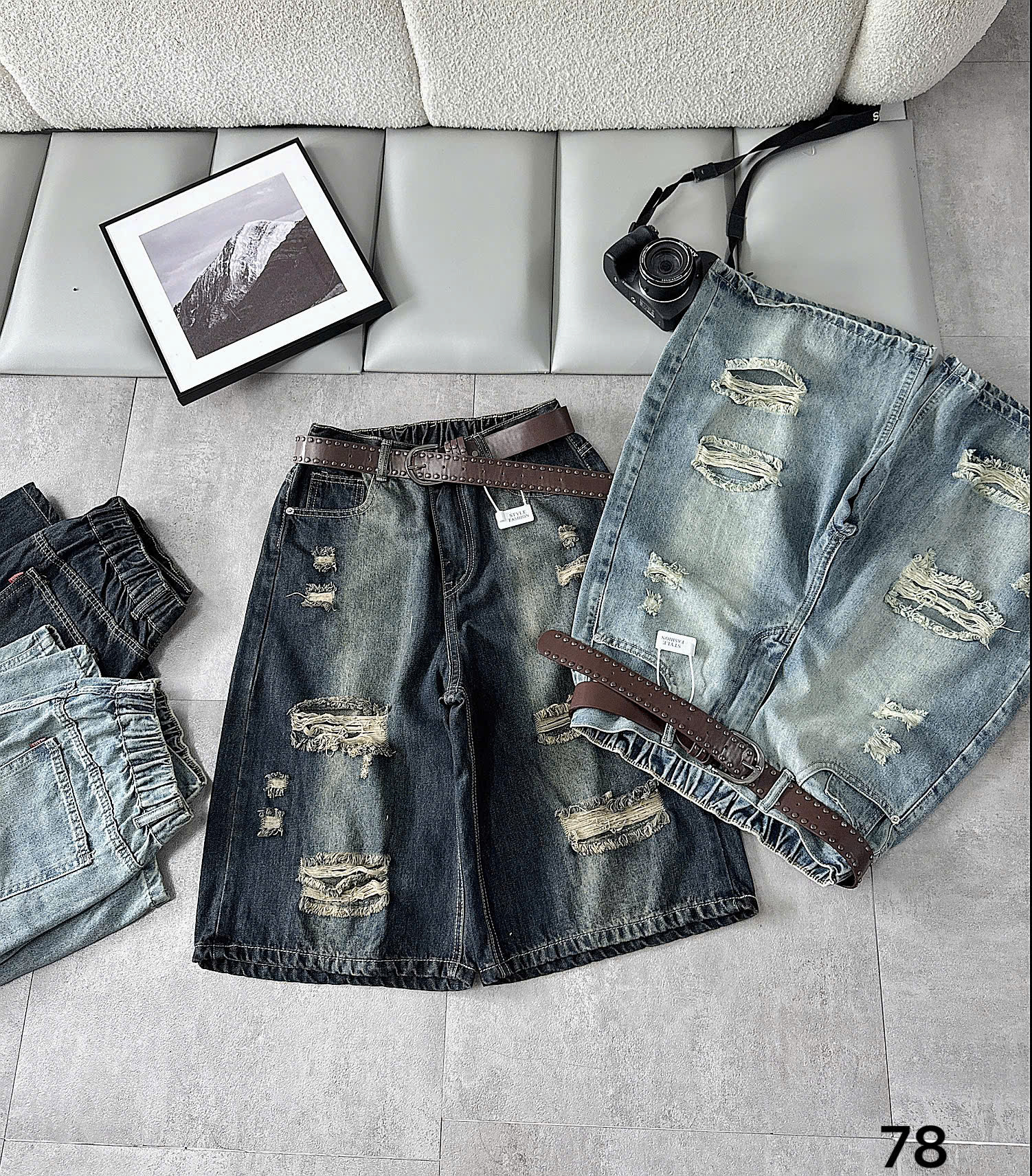 Quần short jean lửng T-QSJ78 hai màu xanh với các mảng rách wash mặt trước
