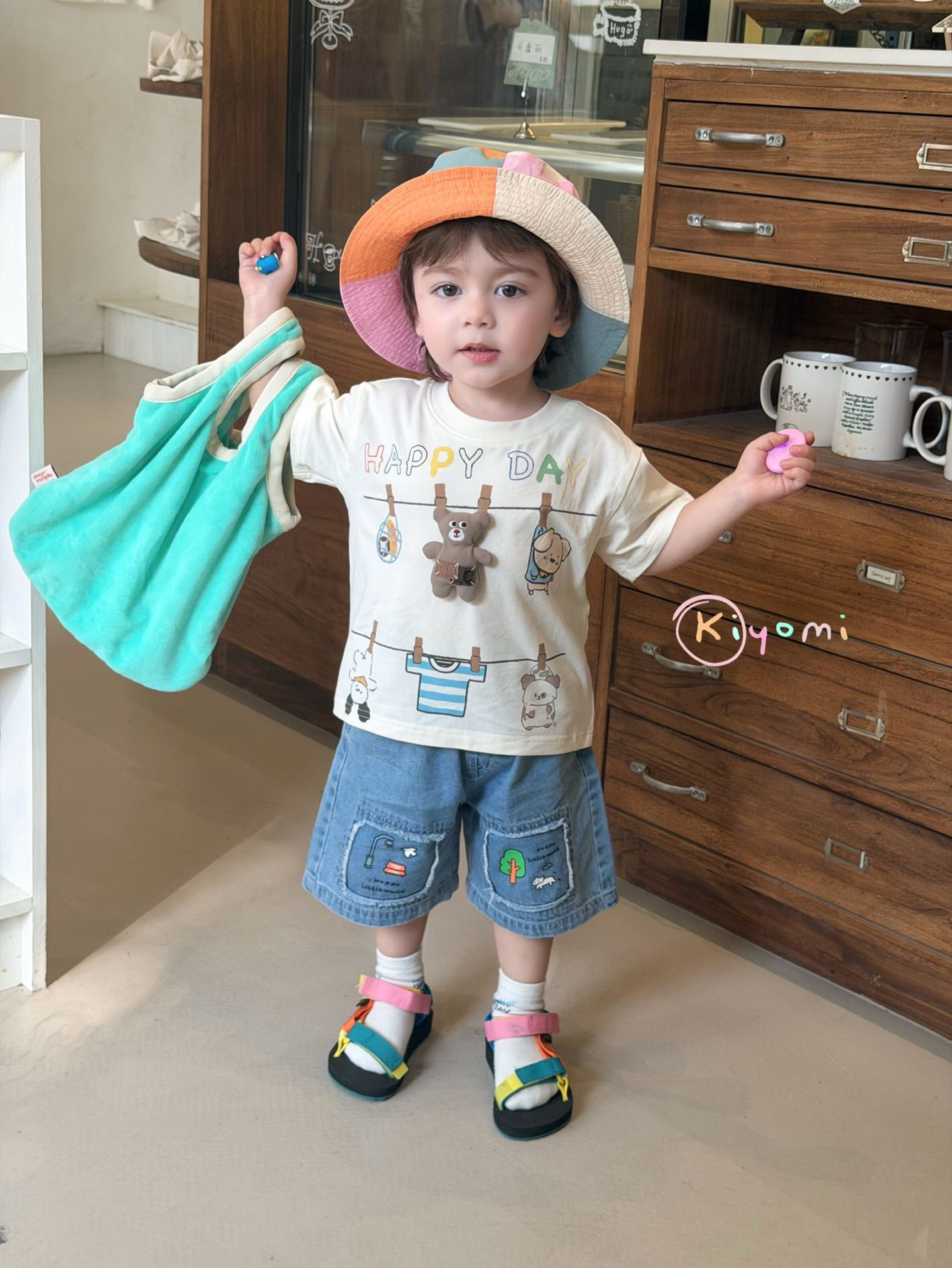 Kiyomi - Áo phông trắng Gấu nâu happy day