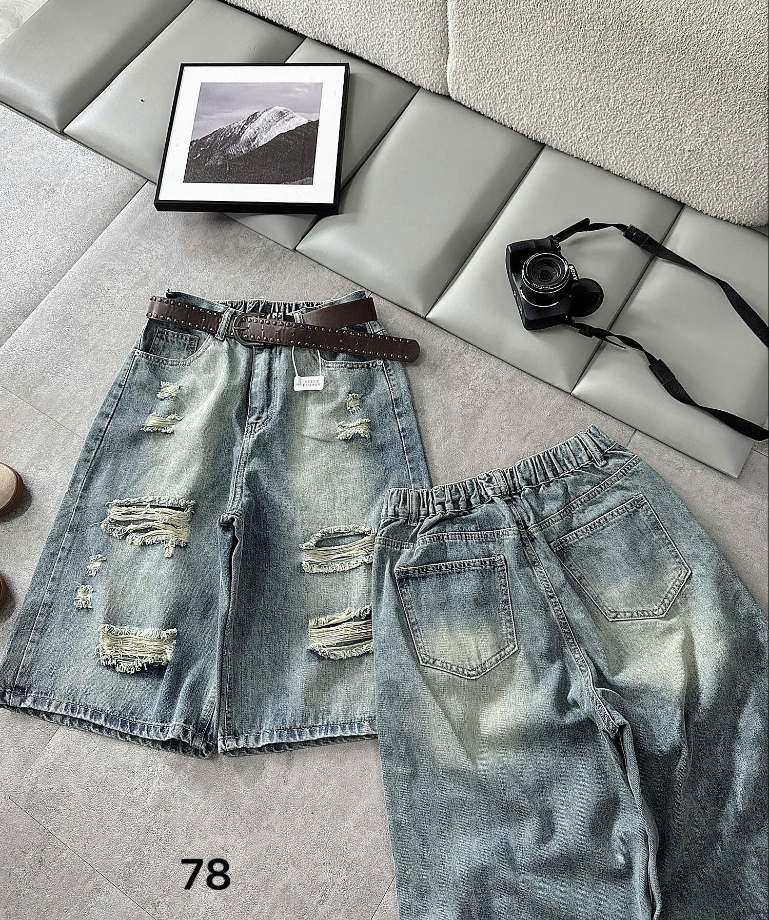 Quần short jean lửng T-QSJ78 xanh nhạt mặt trước và mặt sau với lưng thun nhún và hai túi sau