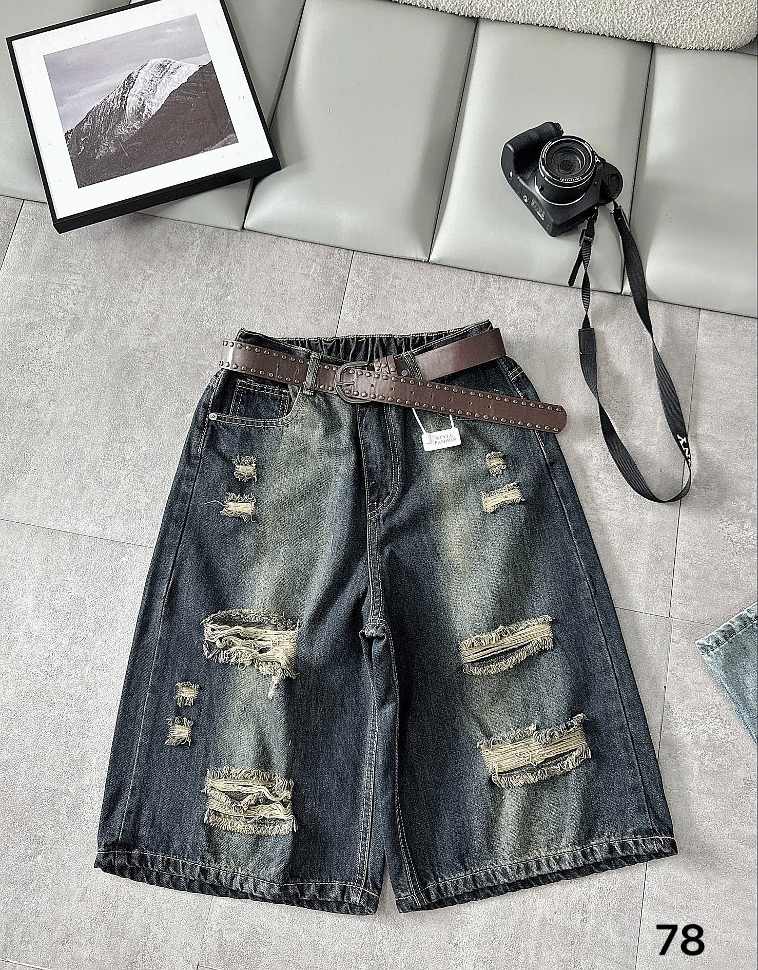 Quần short jean lửng T-QSJ78 xanh đậm mặt trước với các mảng rách tua sợi và dáng A rộng