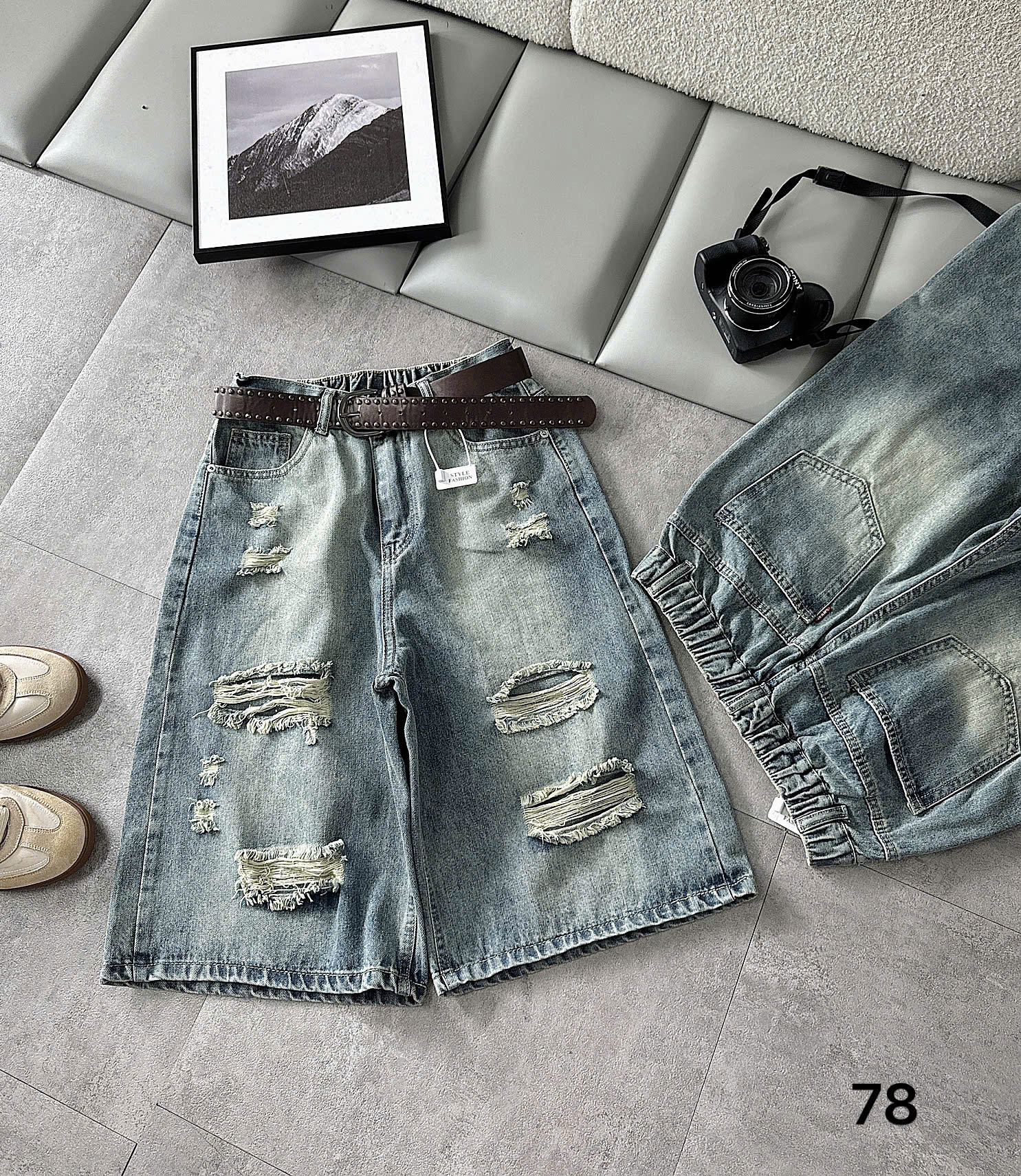 Quần short jean lửng T-QSJ78 xanh nhạt mặt trước và mặt sau với wash sáng, rách tua và lưng thun