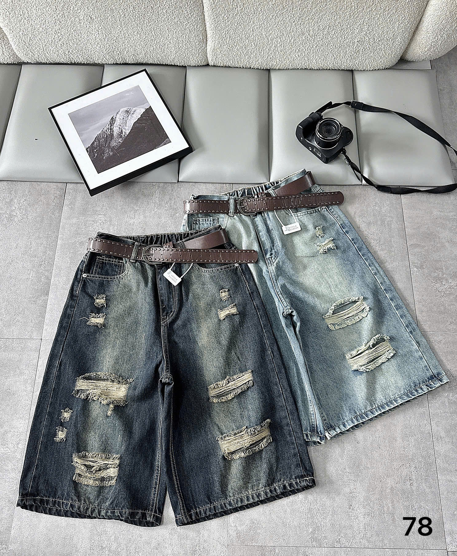 Hai màu xanh đậm và xanh nhạt của quần short jean lửng bigsize T-QSJ78 với dáng A rộng và rách wash mặt trước
