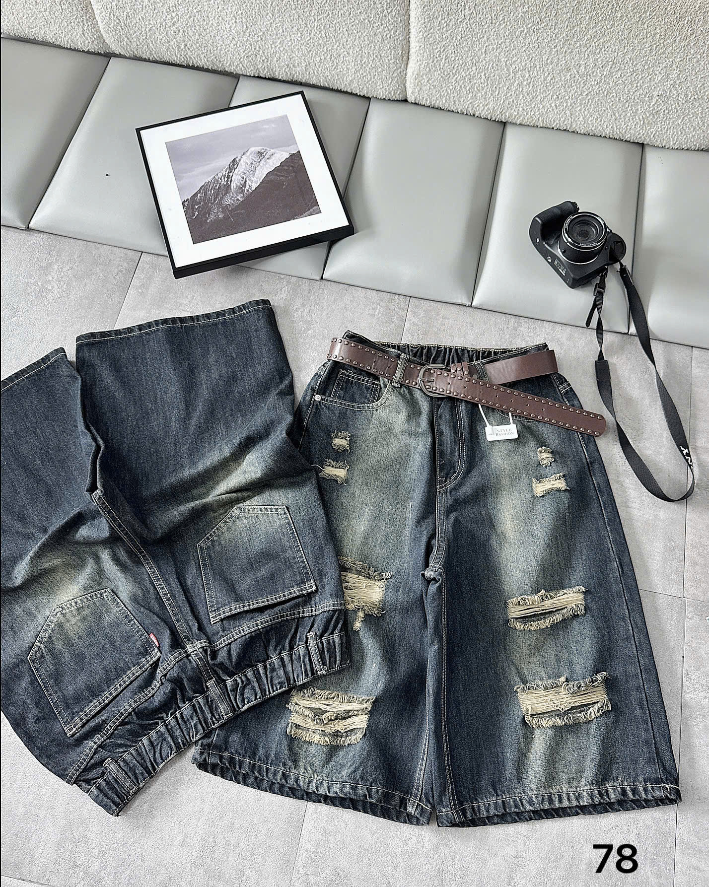 Quần short jean lửng T-QSJ78 xanh đậm mặt trước và mặt sau với lưng thun nhún và hai túi sau