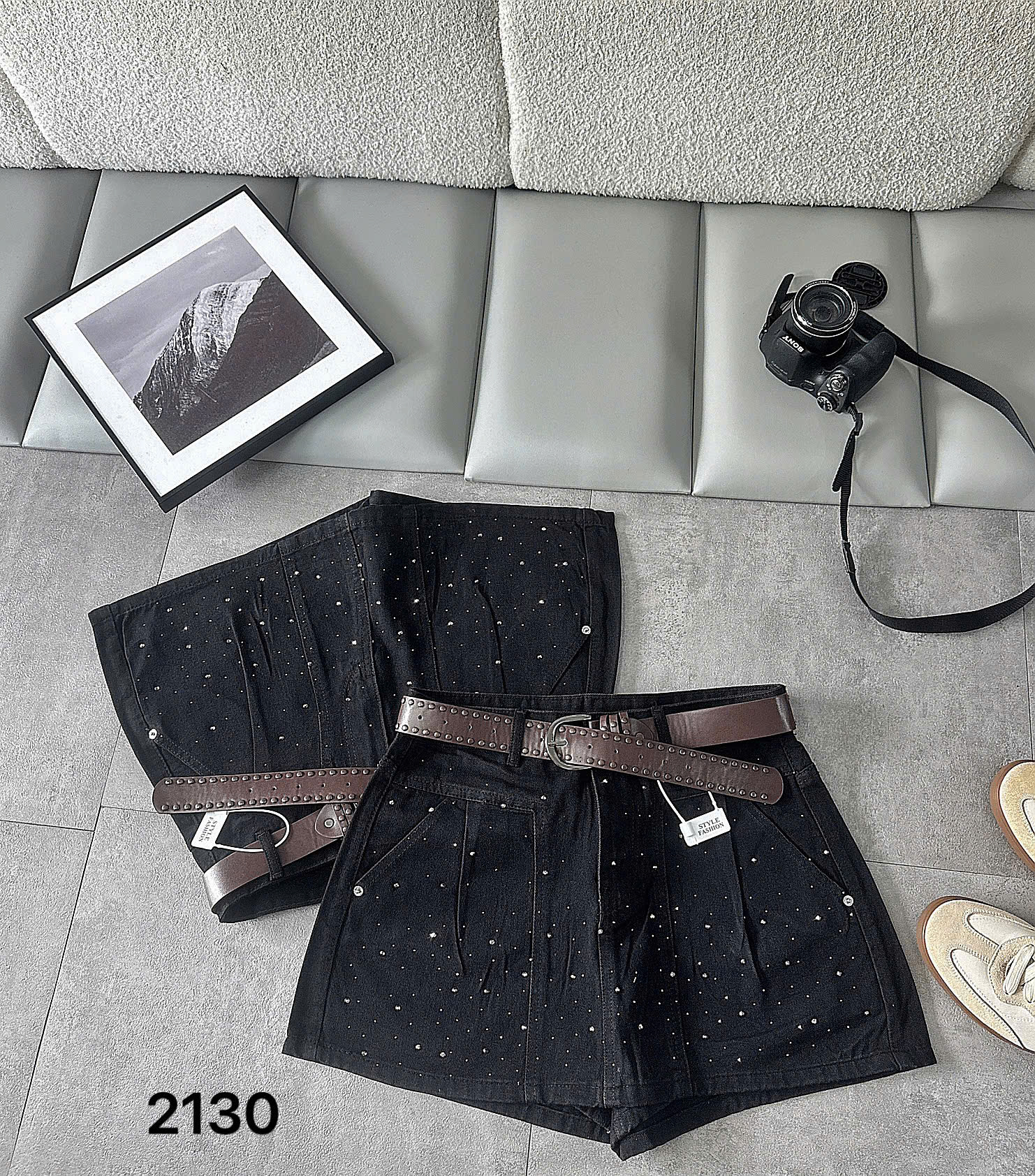 Cận mặt trước quần váy jean ép đá bigsize T-QVJ2130 với nhiều hạt đá nhỏ và các đường ly