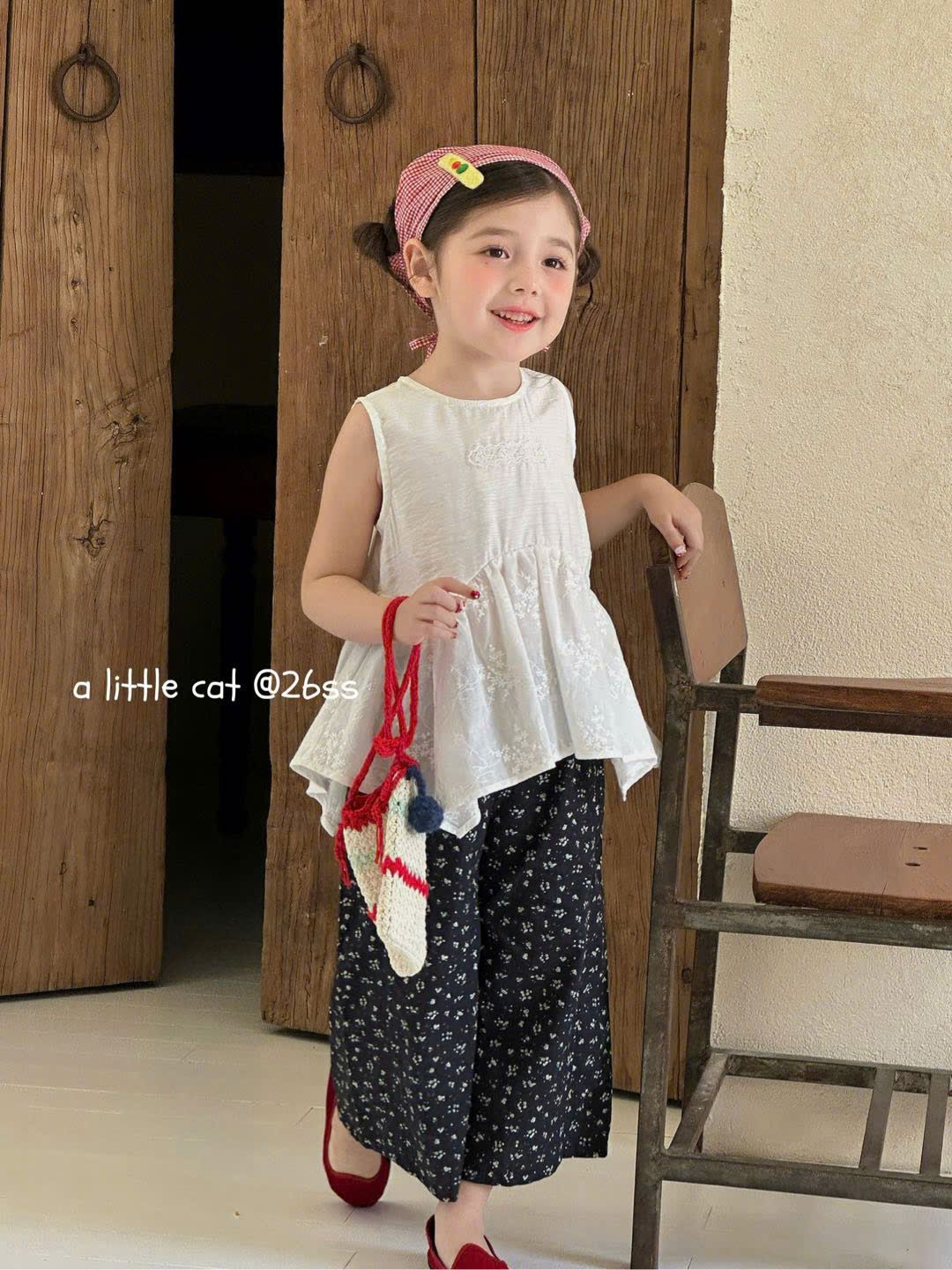 A Little Cat - Áo trắng vạt lệch thêu hoa nhỏ