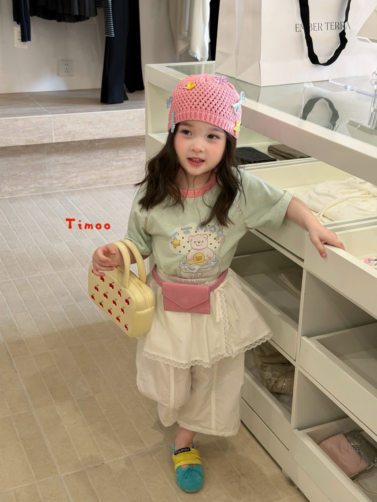 Timoo Gấu hồng Vịt vàng - Quần trắng mix yếm