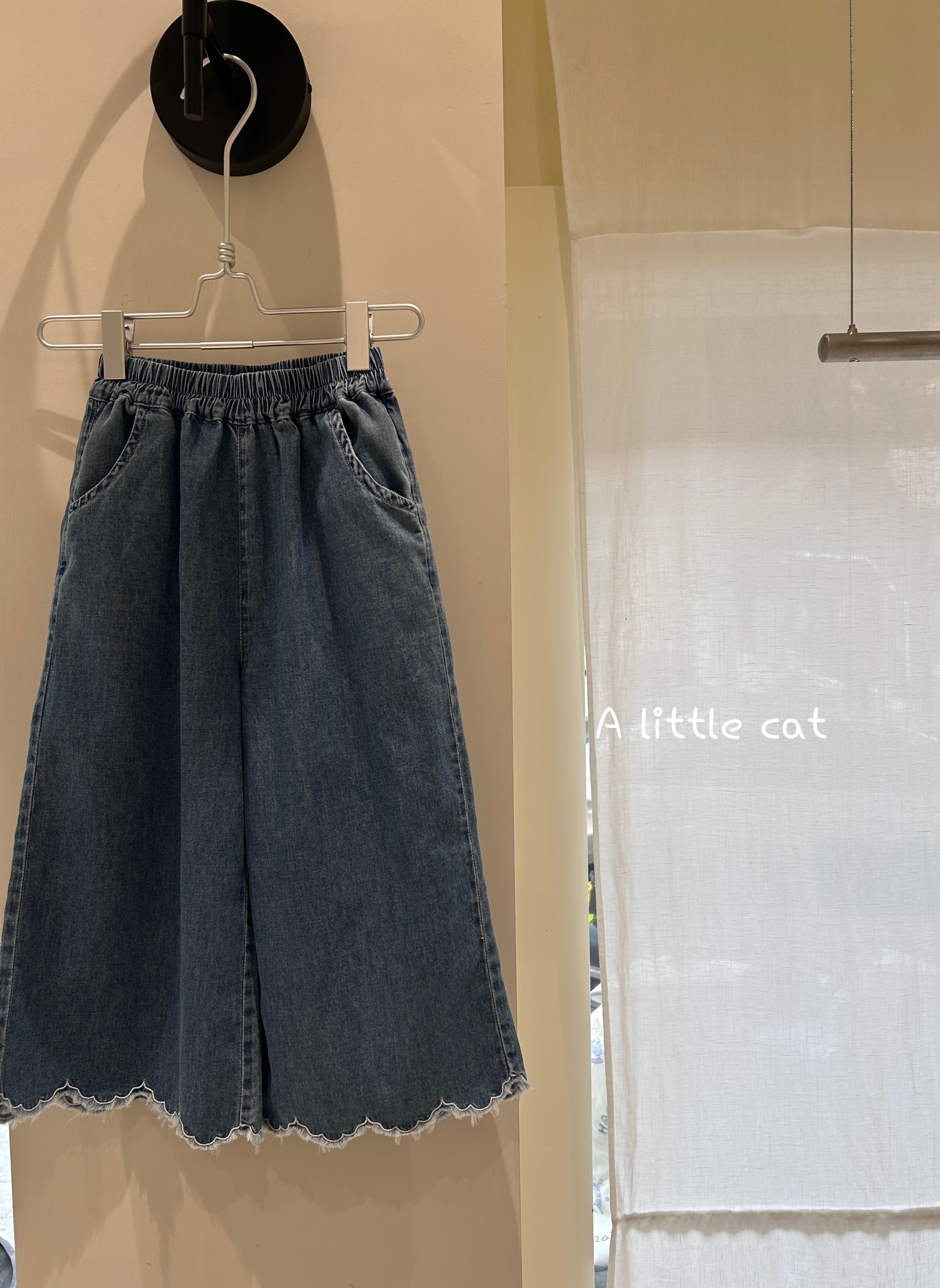 A Little Cat - Quần jeans gấu sóng tua rua