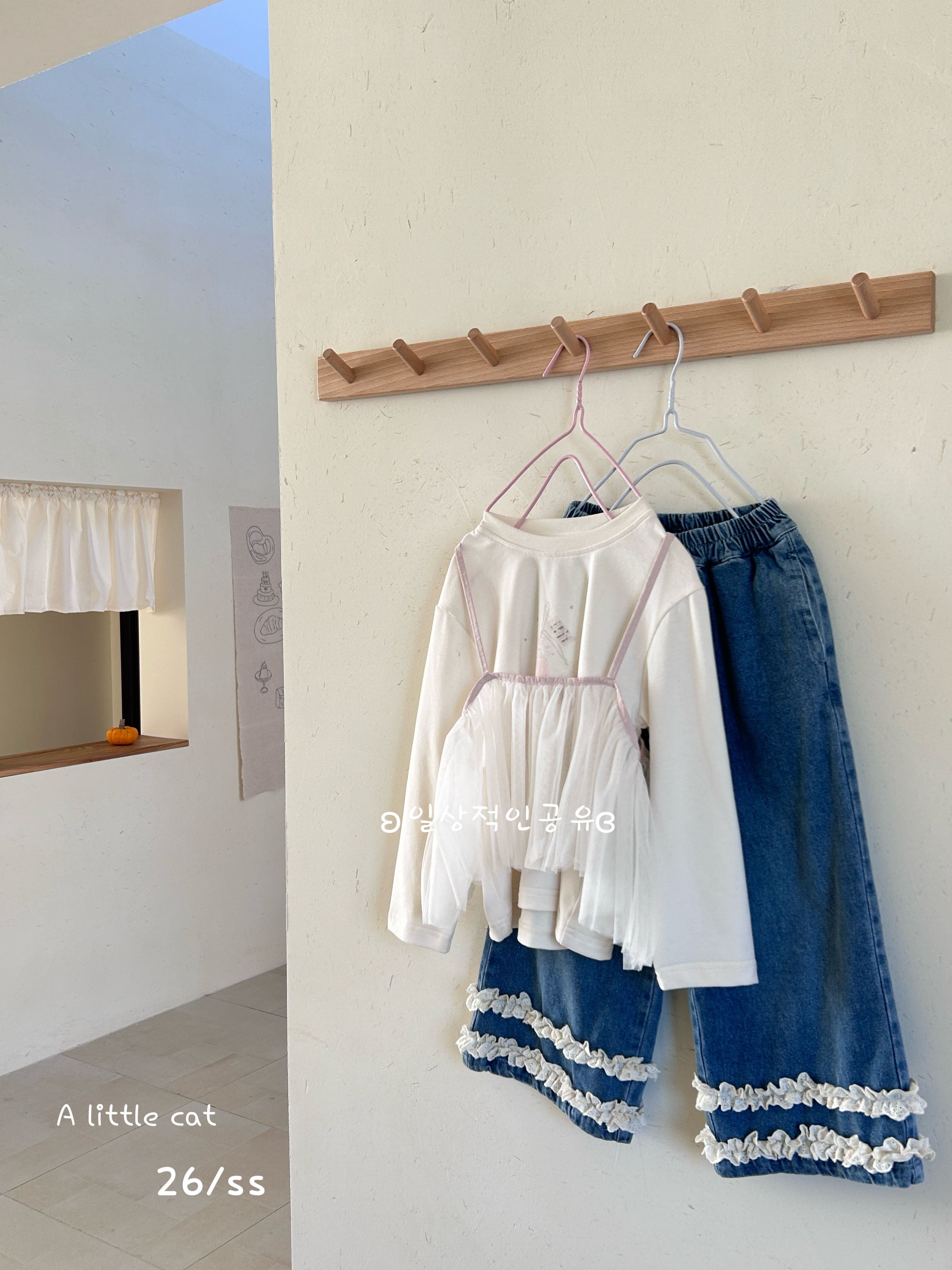 A Little Cat - Quần denim White Ruffles