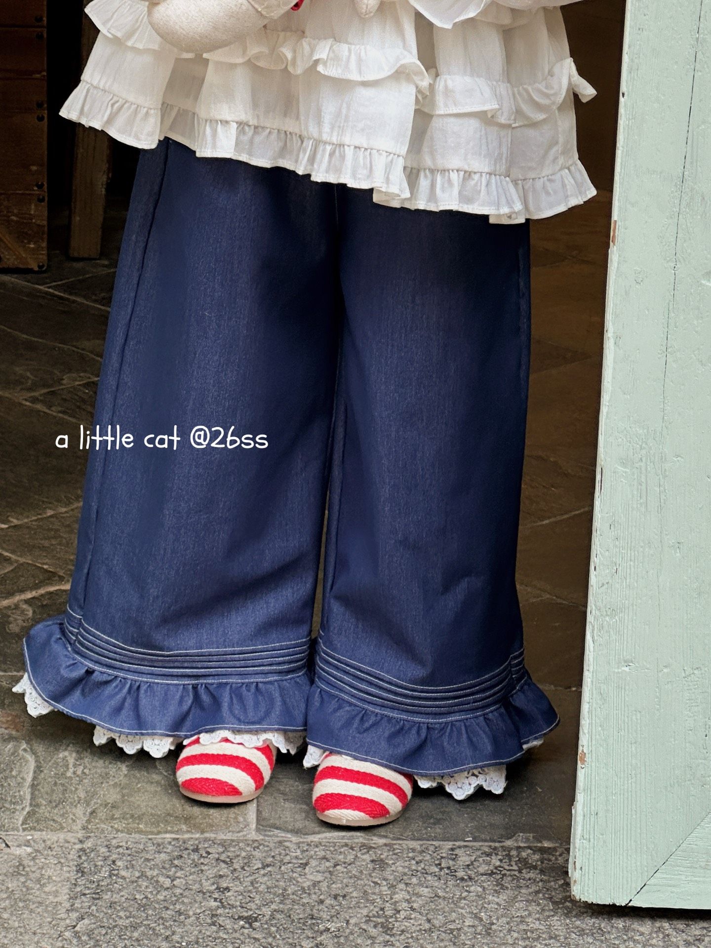 A Little Cat - Quần denim gấu bèo mix ren trắng