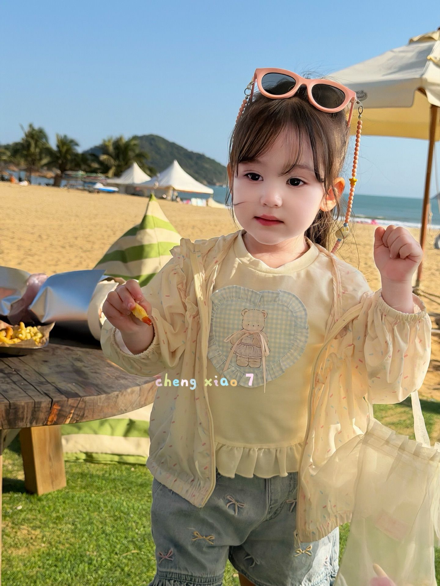 Cheng Xiao - Áo phông vàng troáy tim caro
