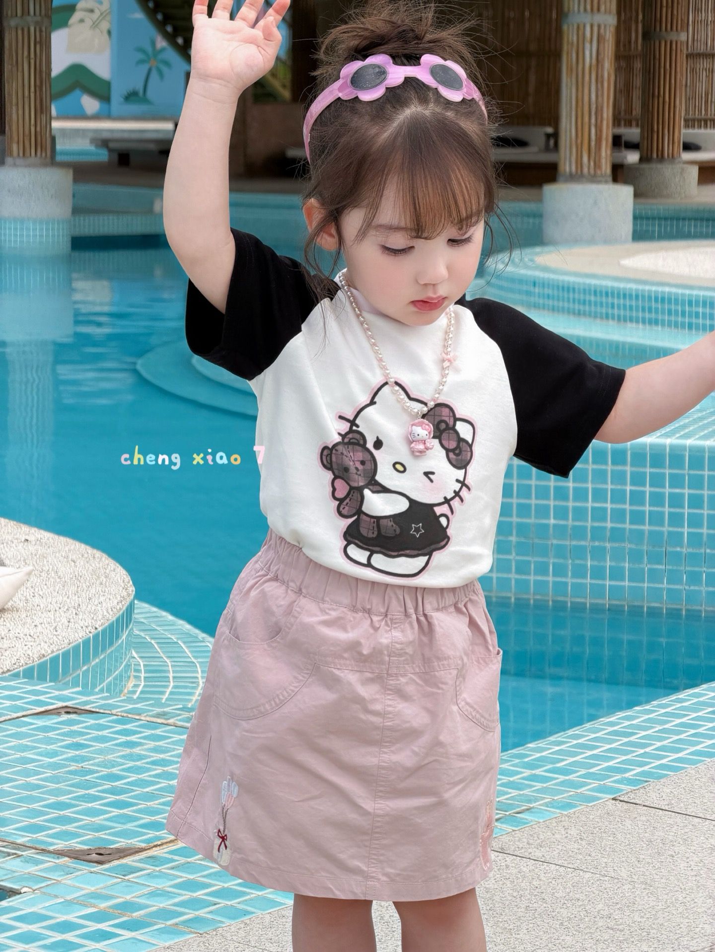 Kitty ôm Gấu Cheng Xiao - Áo raglan tay đen