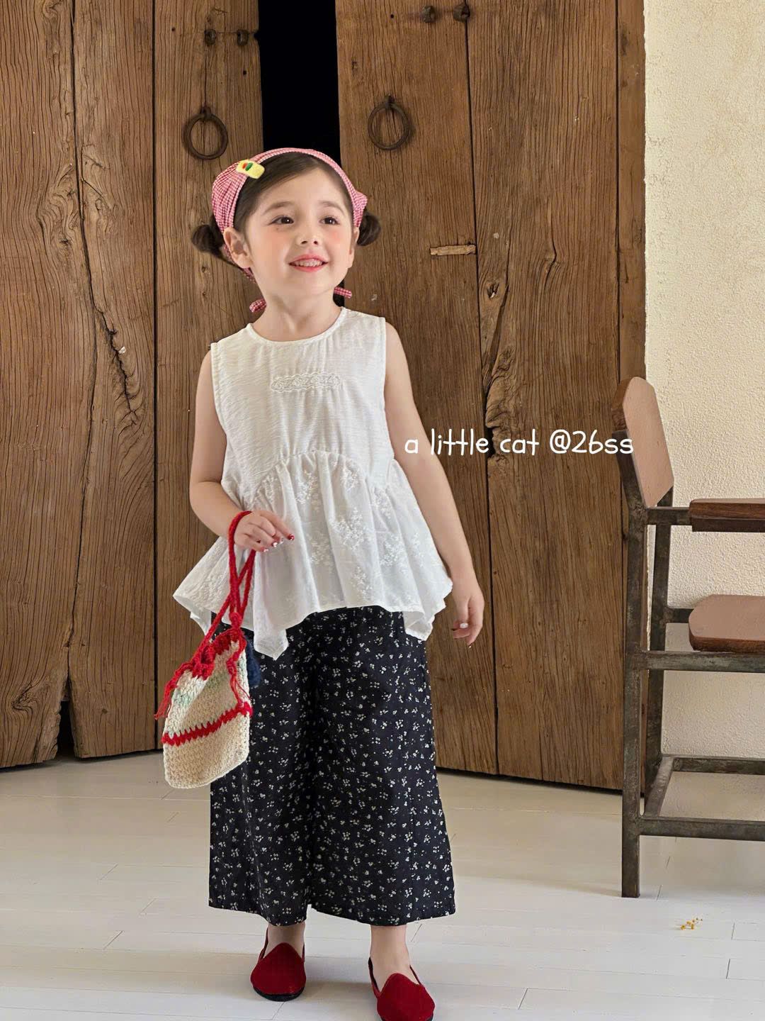 A Little Cat - Áo trắng vạt lệch thêu hoa nhỏ