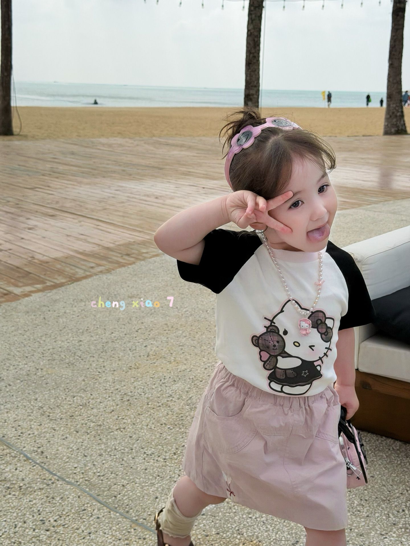Kitty ôm Gấu Cheng Xiao - Áo raglan tay đen