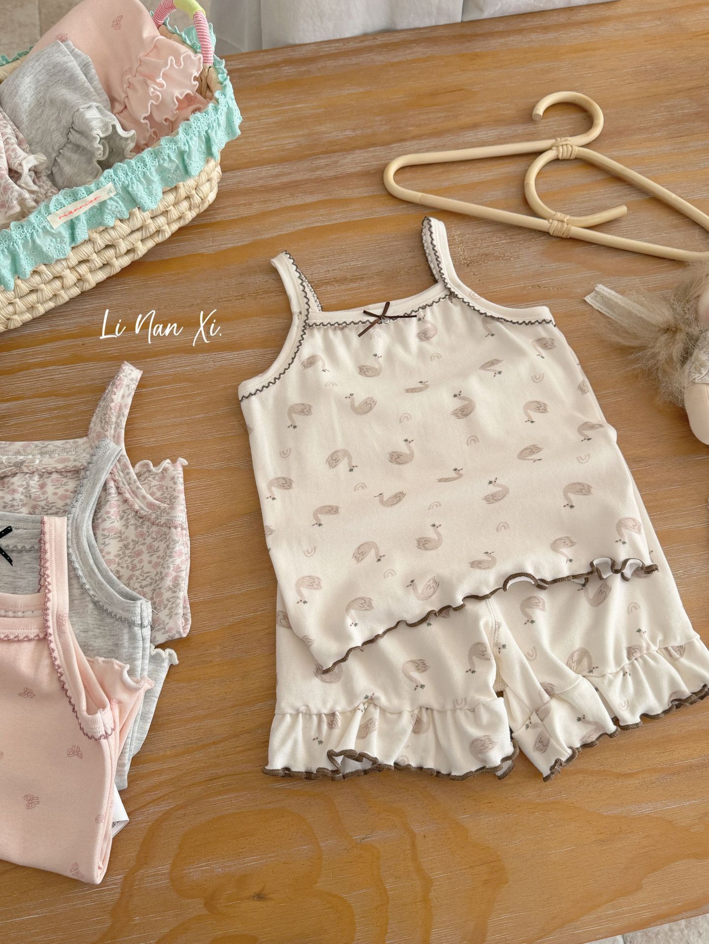 Homewear Linanxi hai dây viền bèo swan