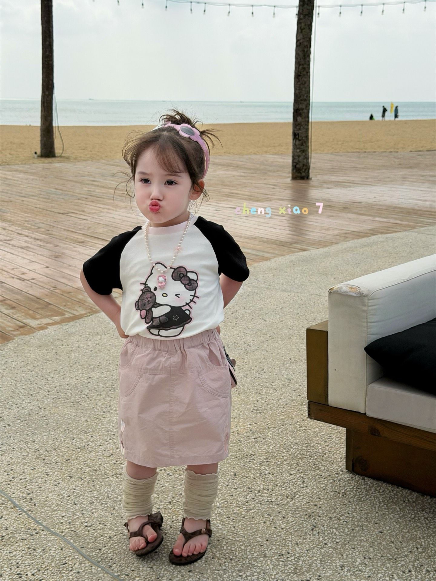 Kitty ôm Gấu Cheng Xiao - Váy hồng