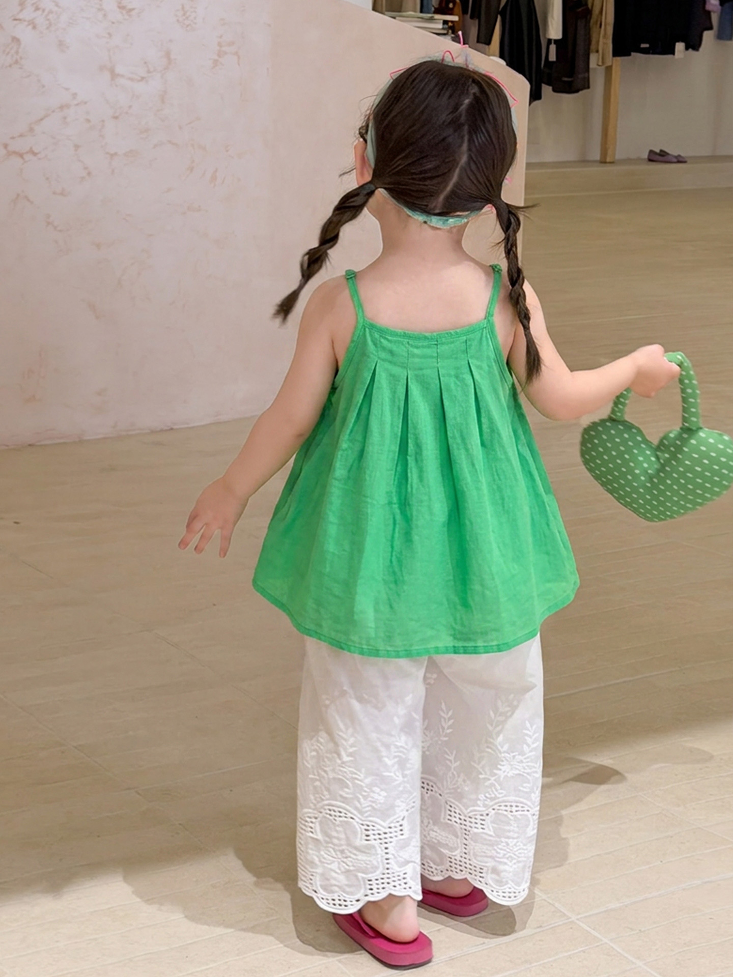 Quần trắng gấu ren hoa