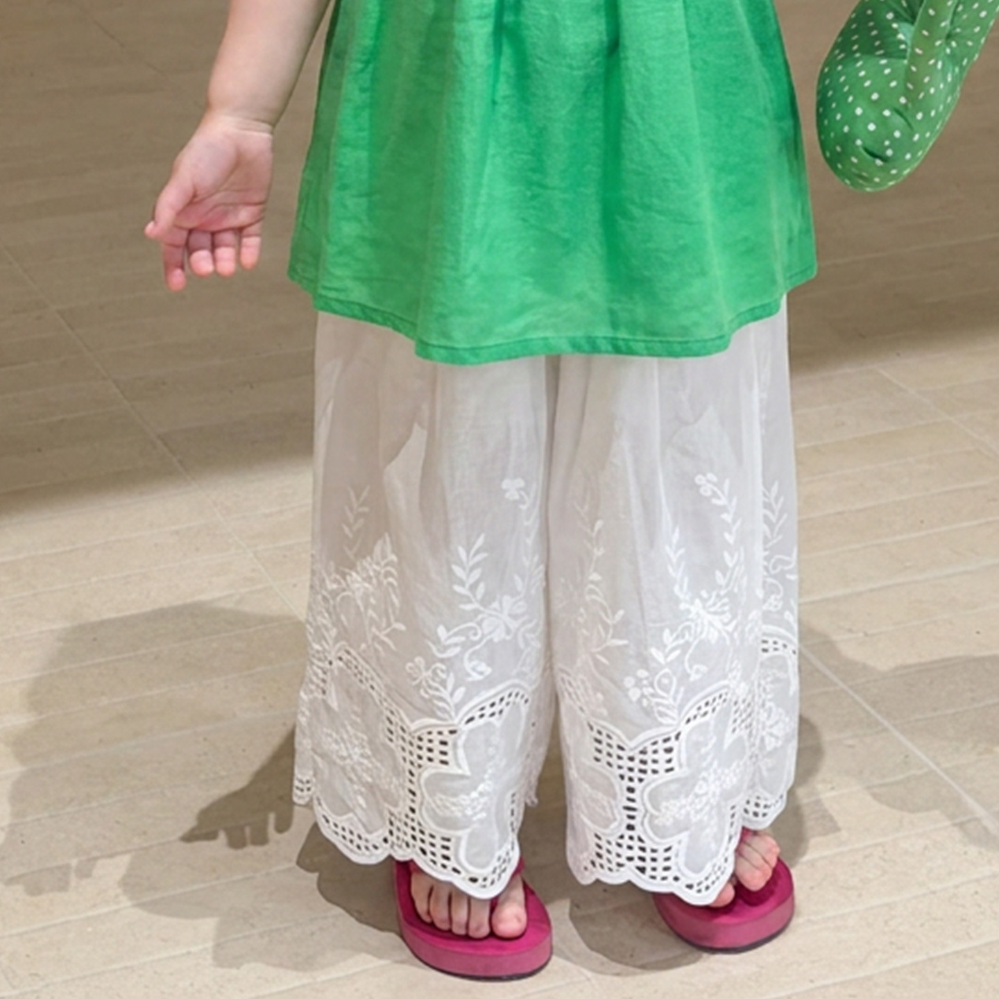 Quần trắng gấu ren hoa
