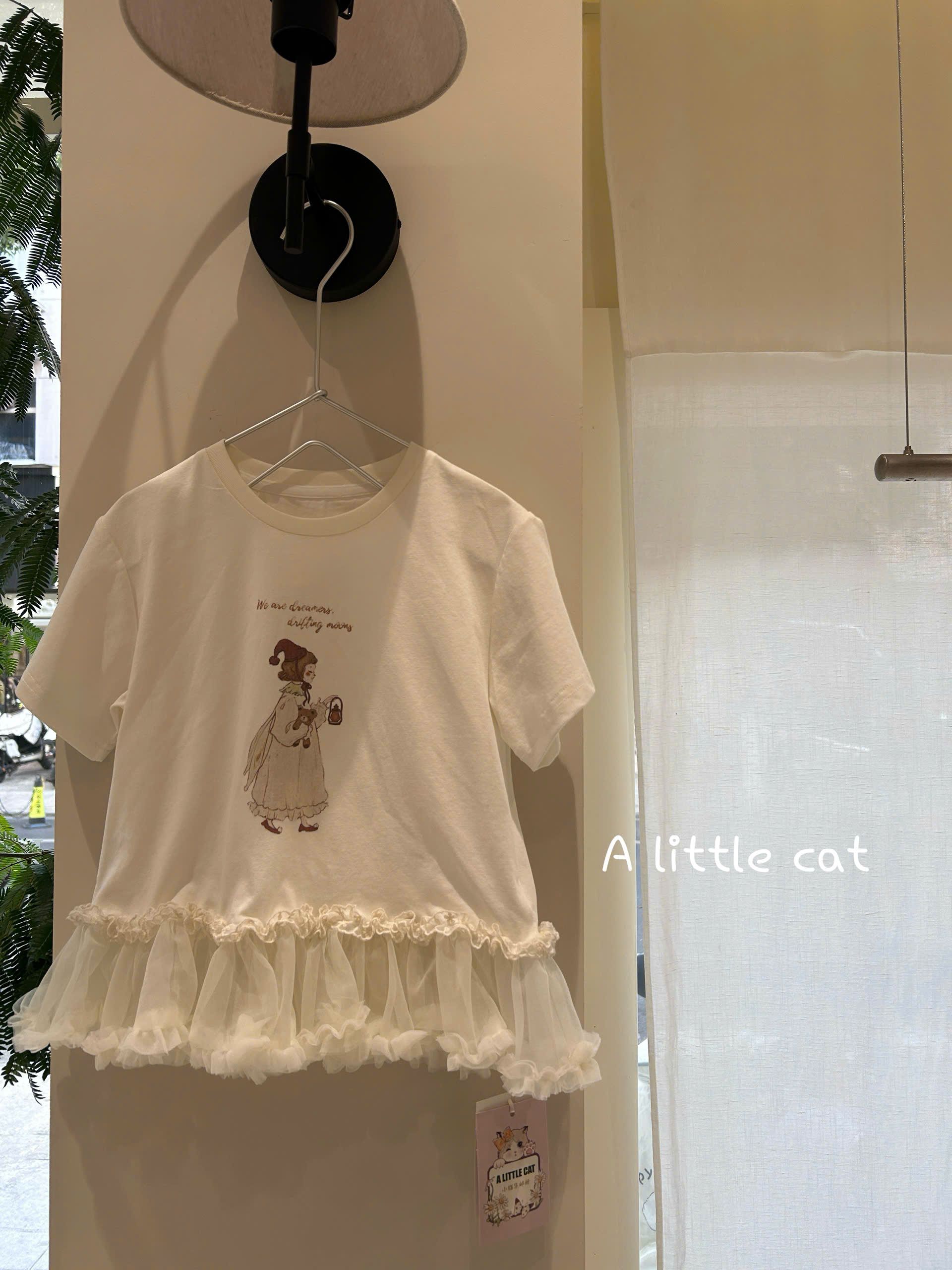 A Little Cat - Áo phông trắng gấu ren vintage girl