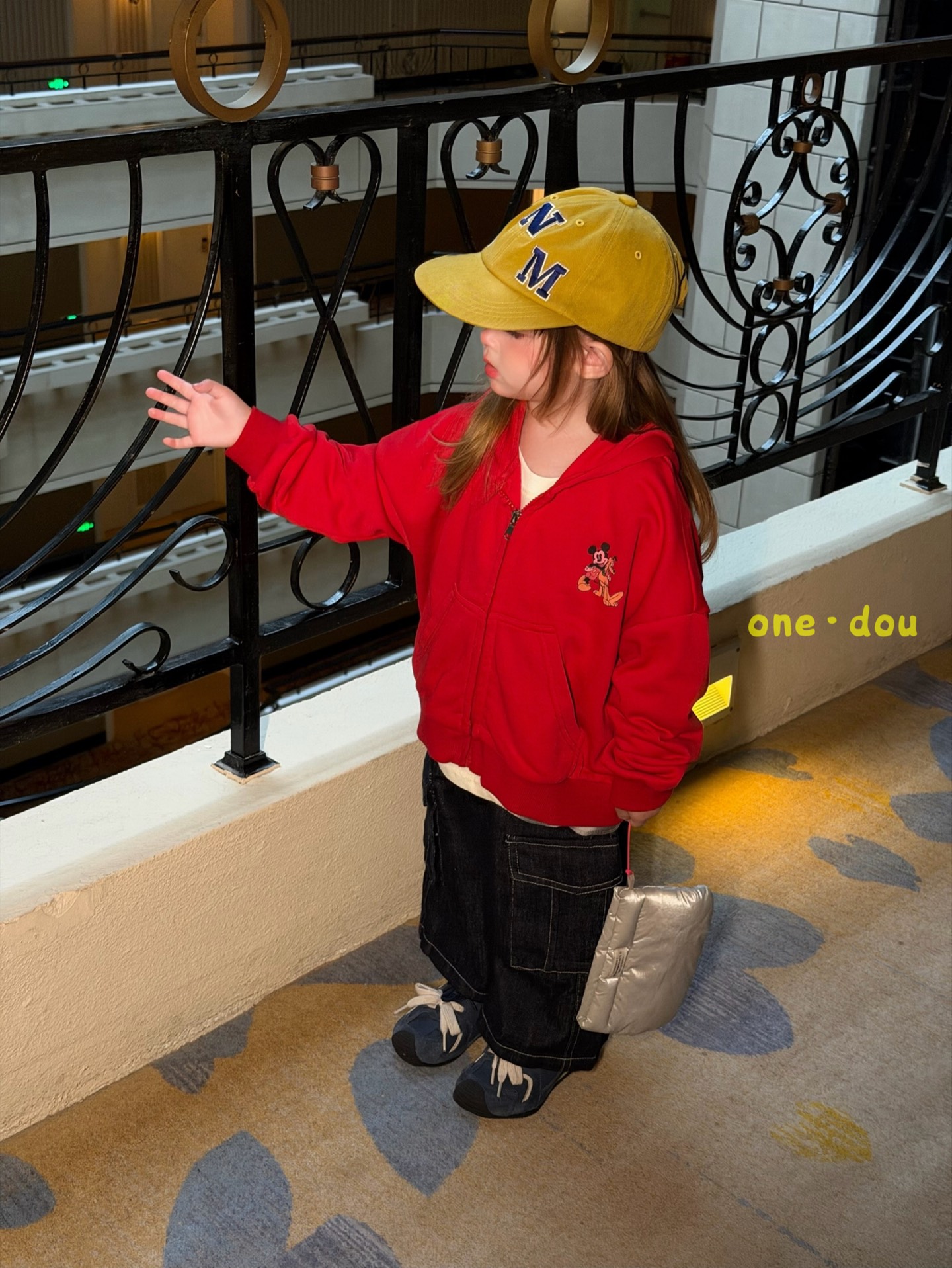 One Dou - Áo khoác nỉ đỏ Mickey