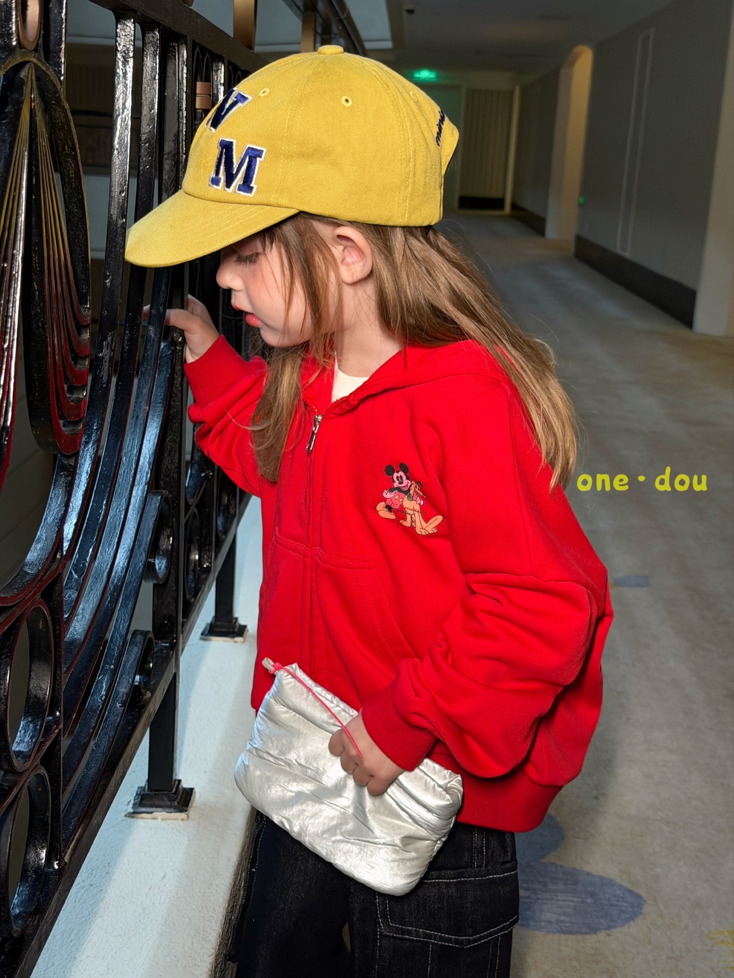 One Dou - Áo khoác nỉ đỏ Mickey
